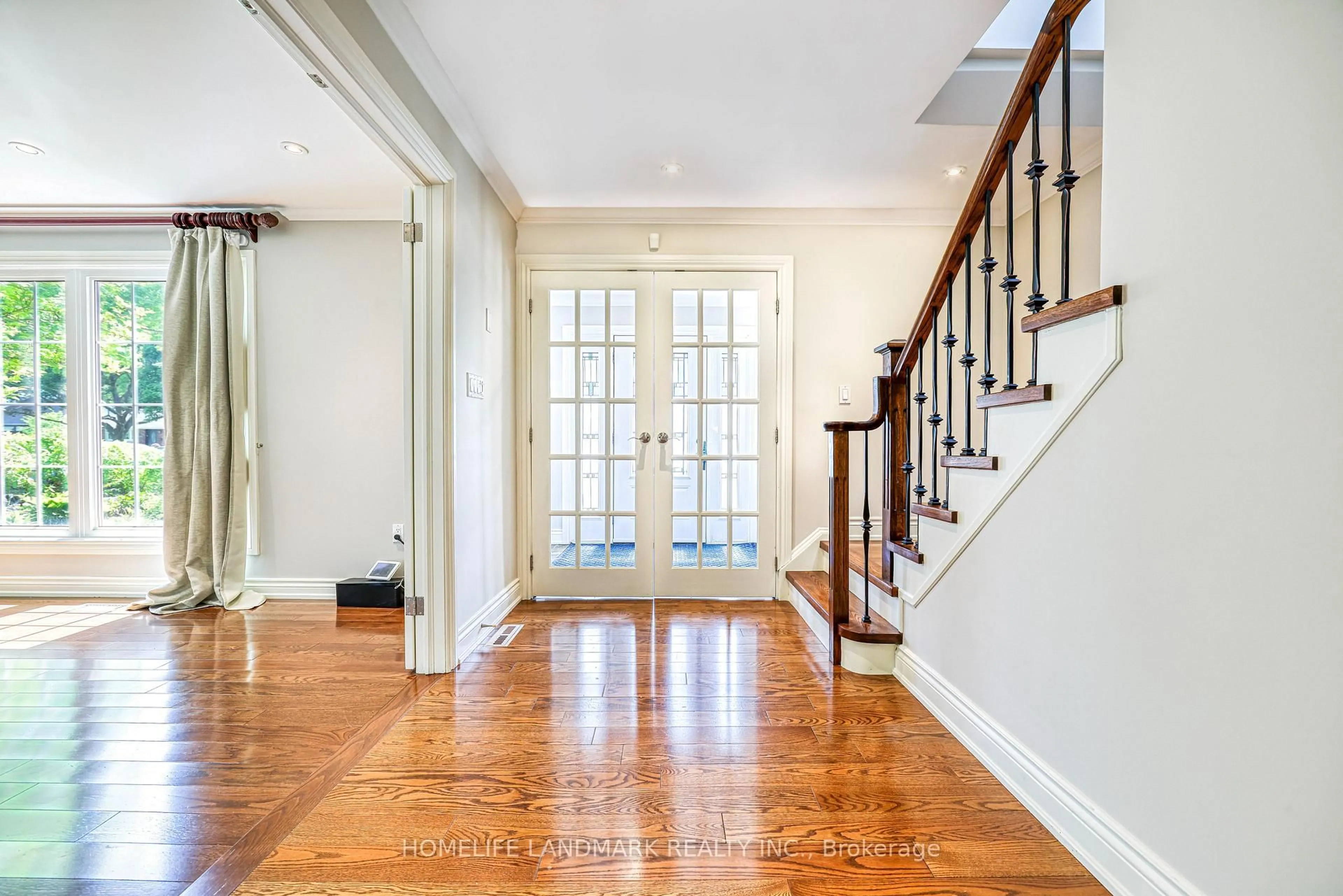Indoor entryway for 1485 Durham St, Oakville Ontario L6J 2P4