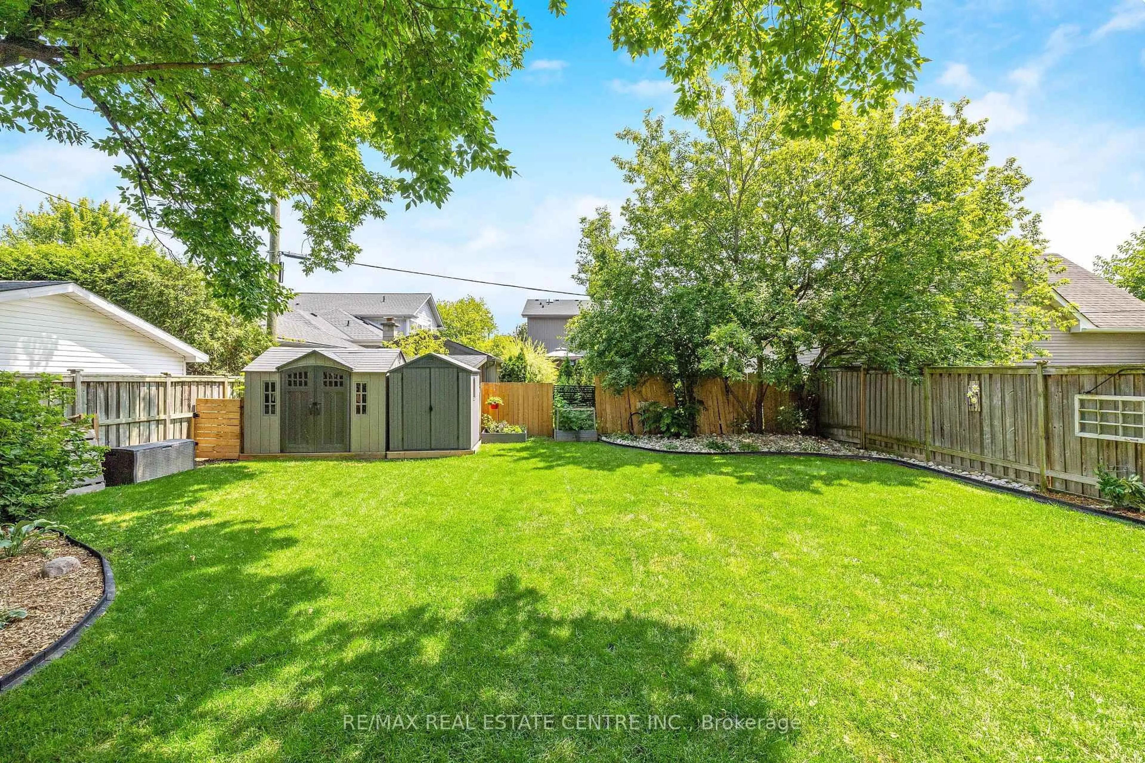 A pic from outside/outdoor area/front of a property/back of a property/a pic from drone, street for 390 Woodward Ave, Milton Ontario L9T 1V4