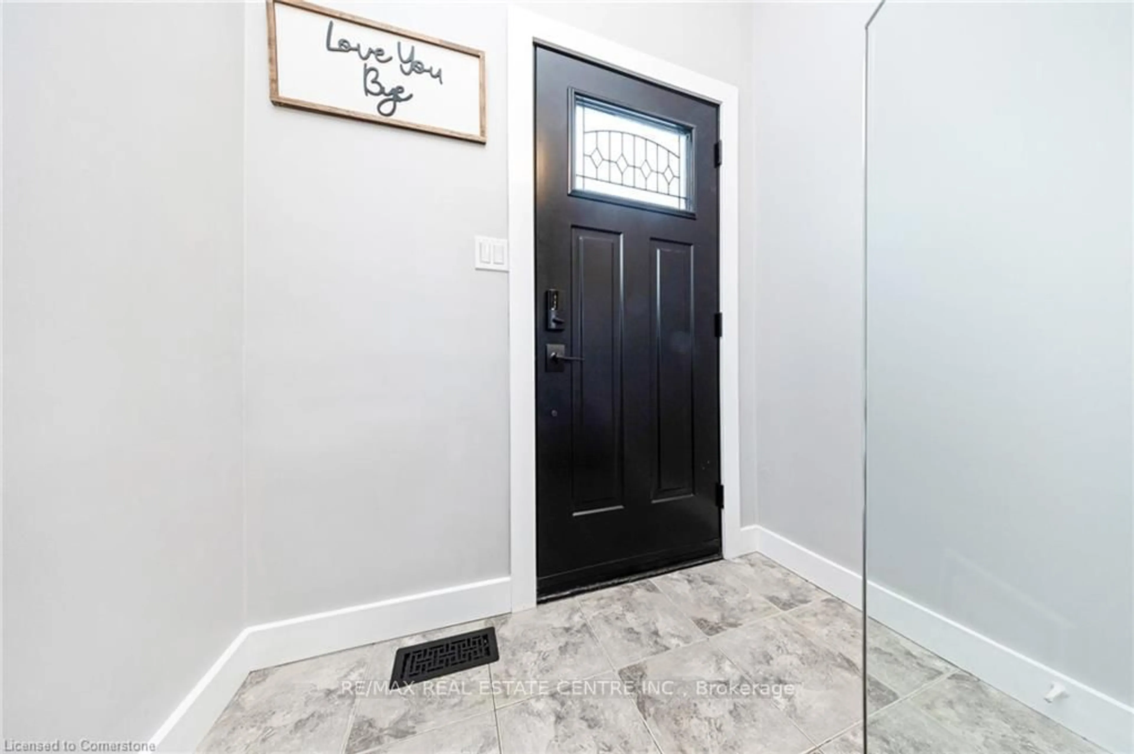 Indoor entryway for 390 Woodward Ave, Milton Ontario L9T 1V4