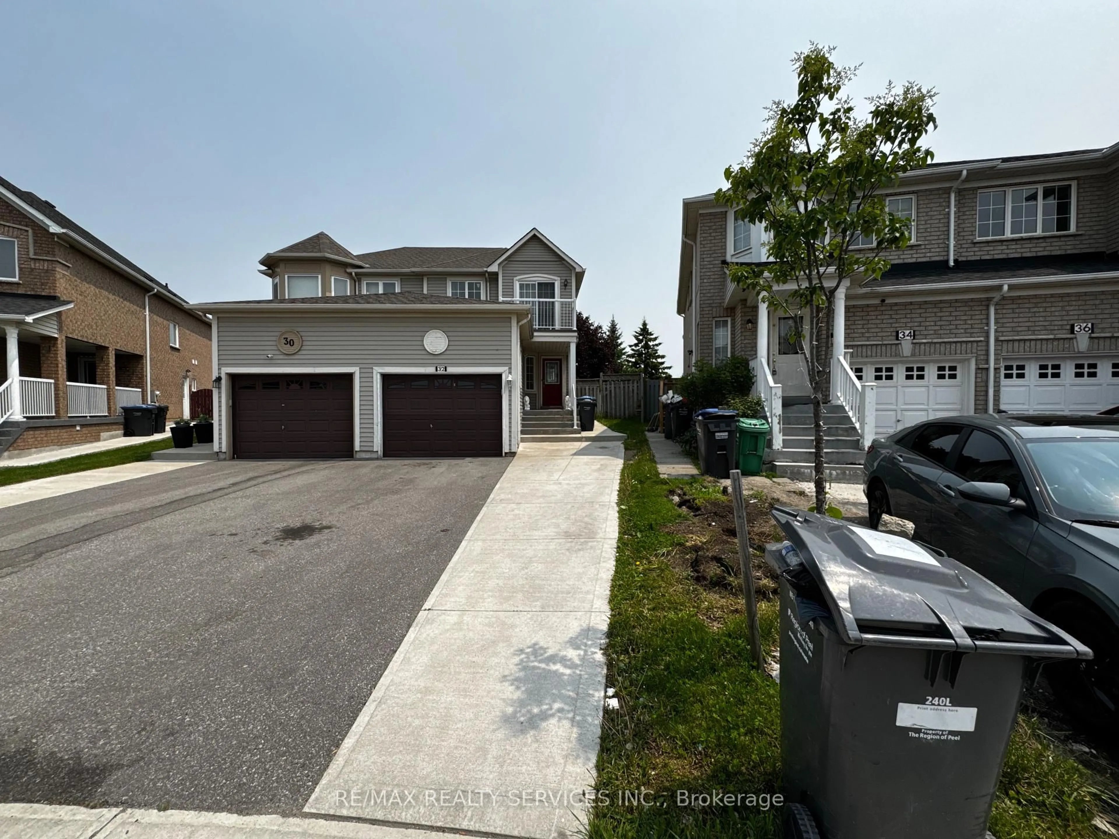 A pic from outside/outdoor area/front of a property/back of a property/a pic from drone, street for 32 Weather Vane Lane, Brampton Ontario L6X 4R5