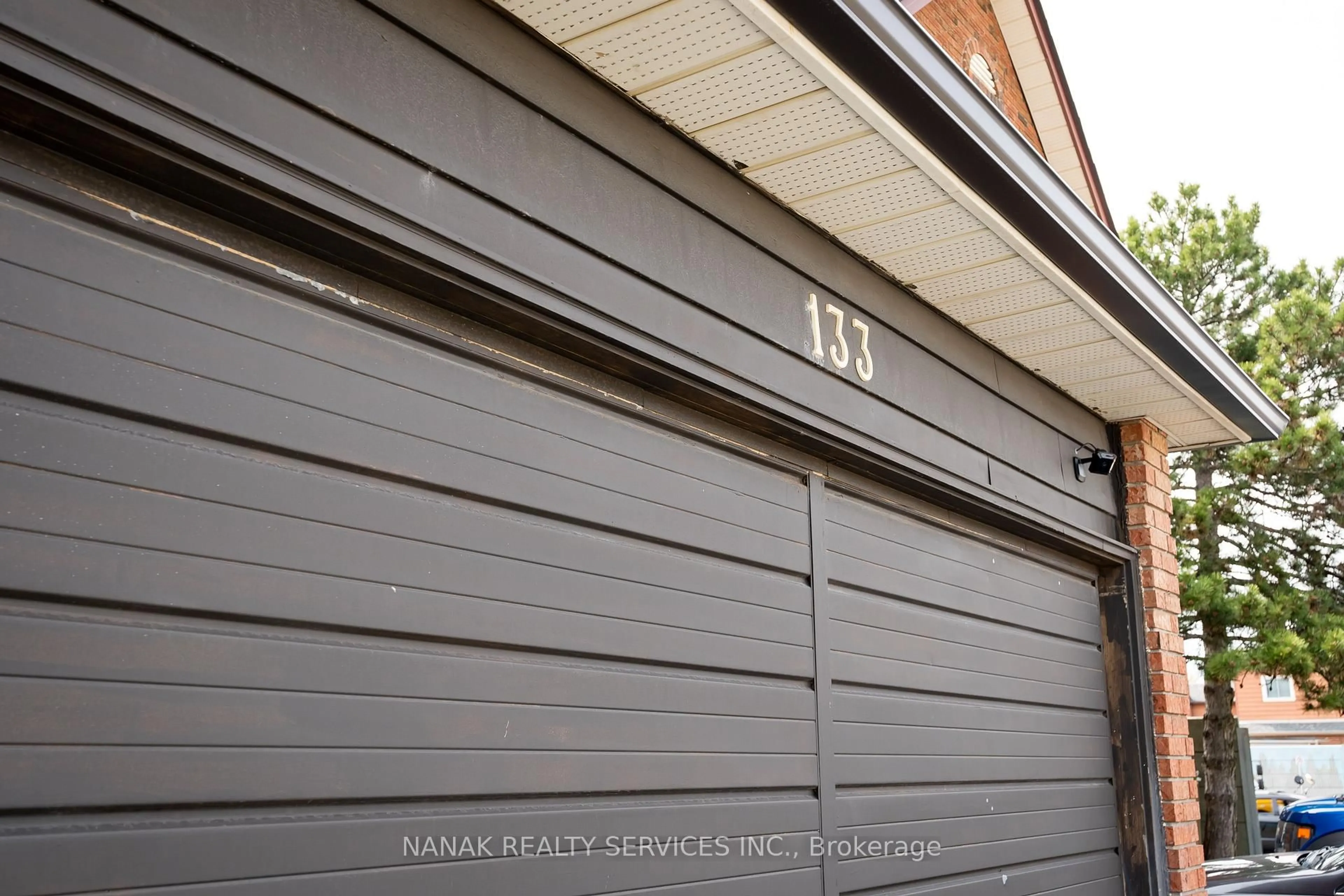 Indoor garage for 133 Murray St St, Brampton Ontario L6X 2S5