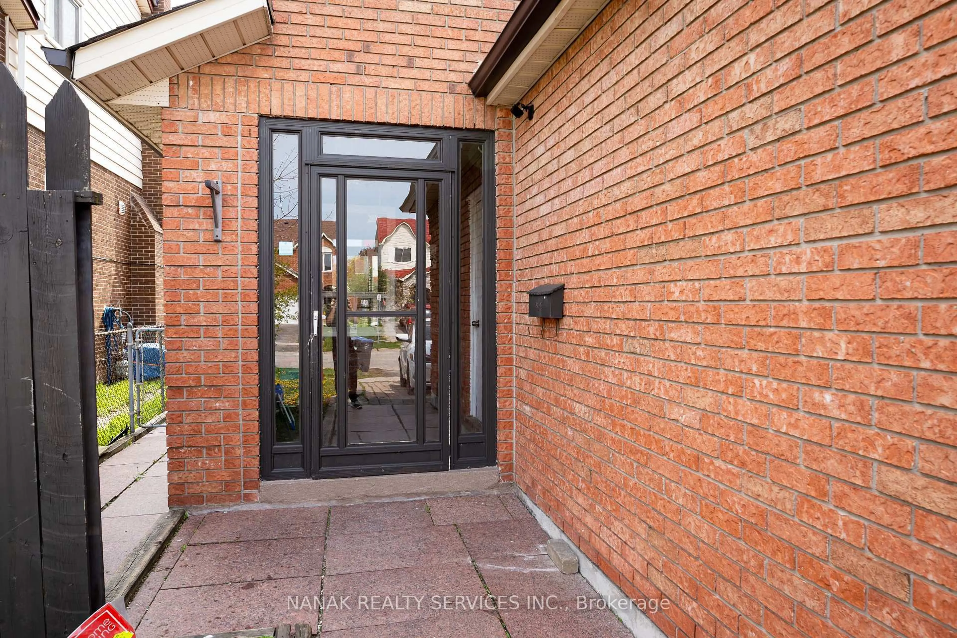 Indoor foyer for 133 Murray St St, Brampton Ontario L6X 2S5