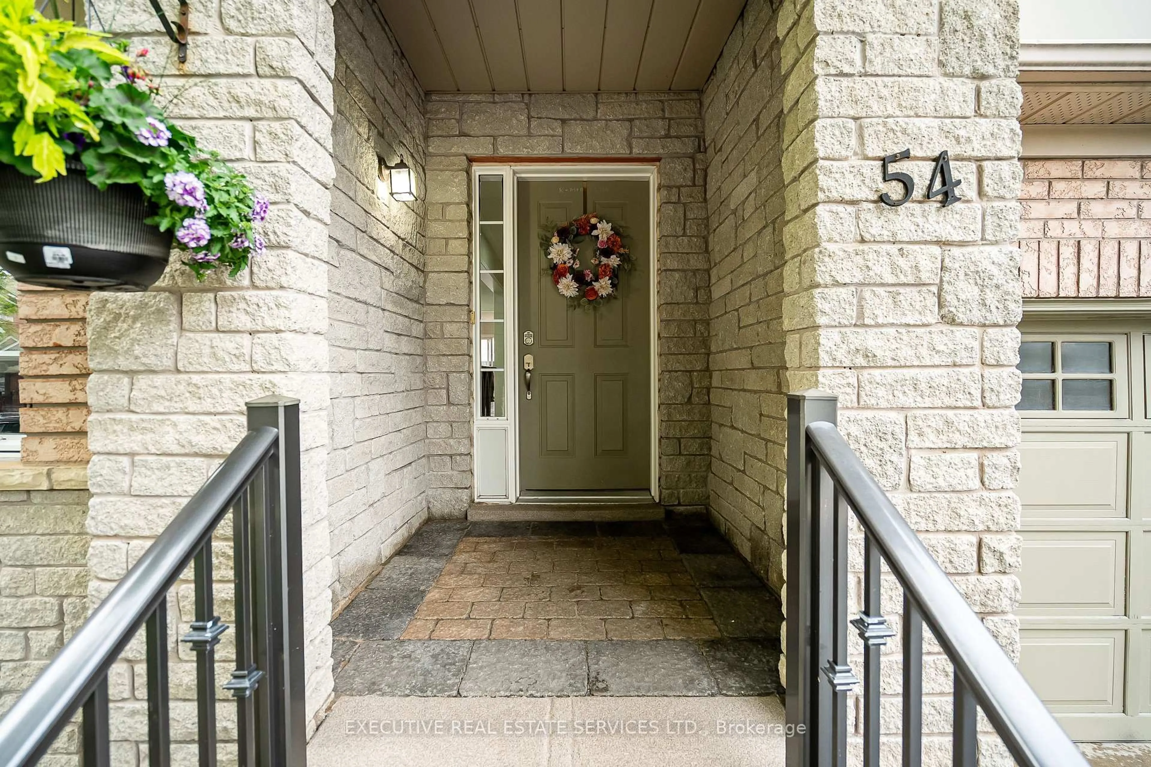 Indoor entryway for 54 Woodvalley Dr, Brampton Ontario L7A 1Z3