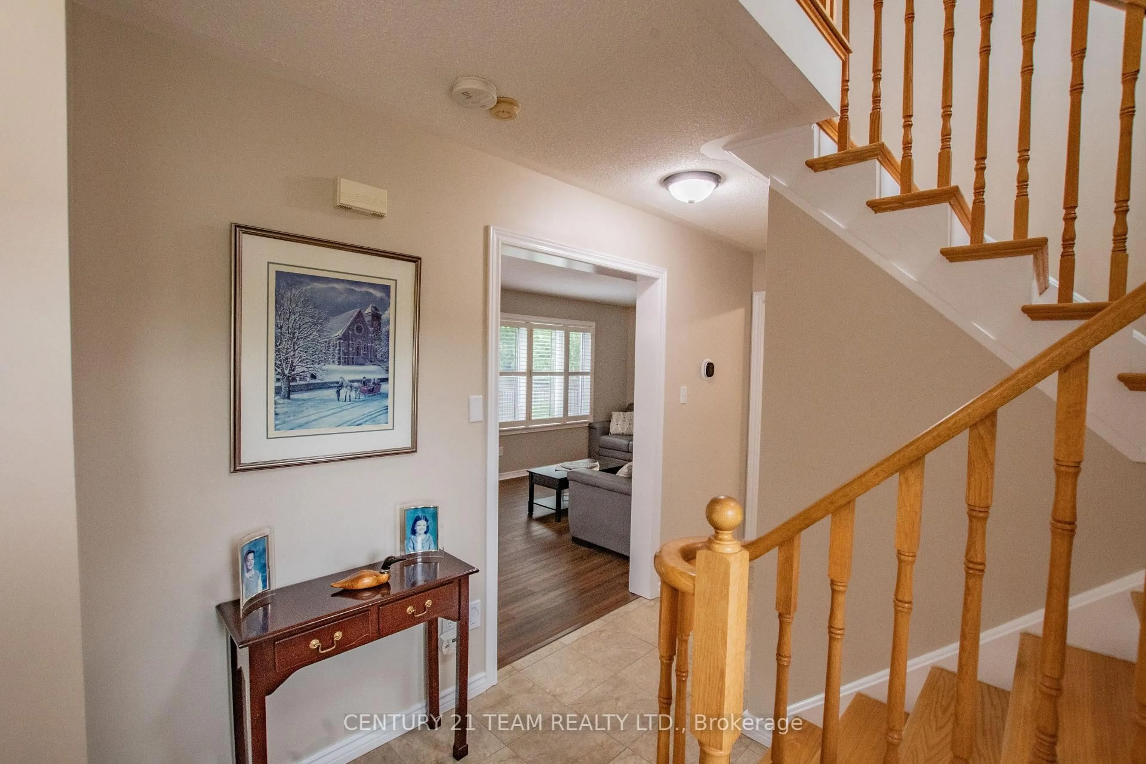 Indoor entryway for 17 Ruddell Cres, Halton Hills Ontario L7G 5N4