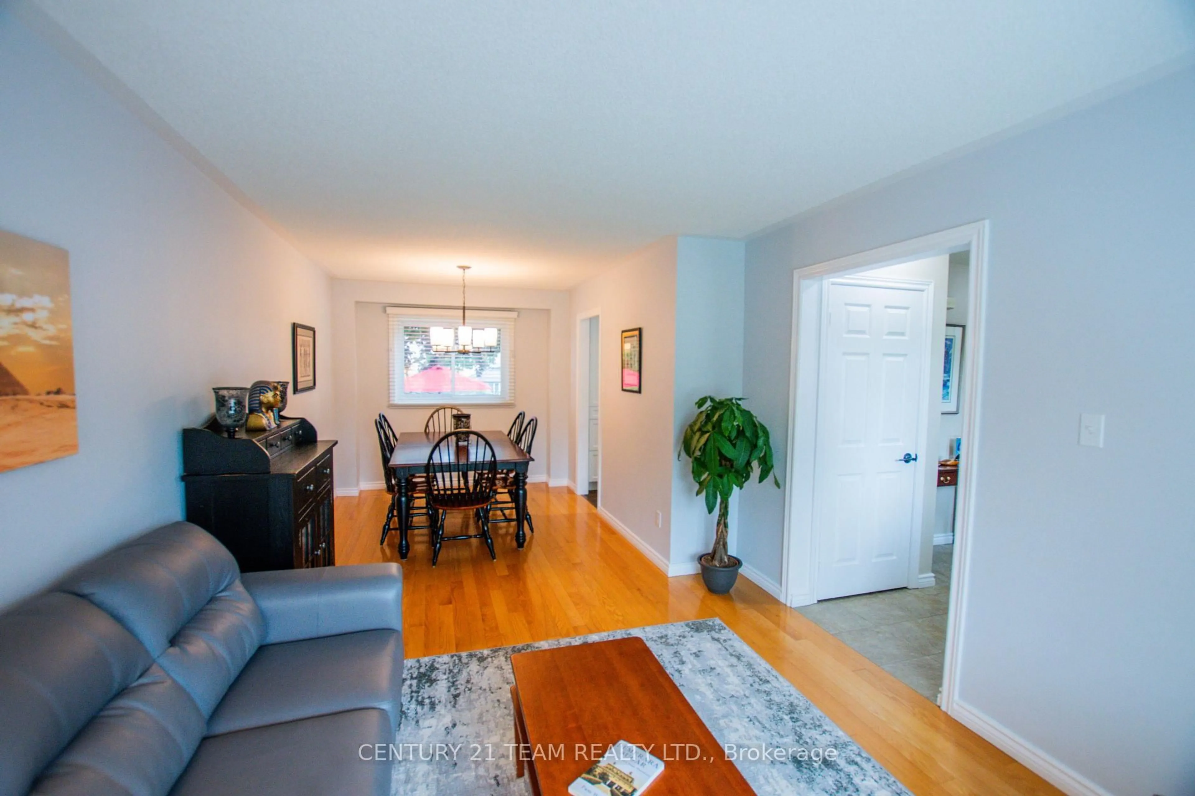 Living room with furniture, wood/laminate floor for 17 Ruddell Cres, Halton Hills Ontario L7G 5N4
