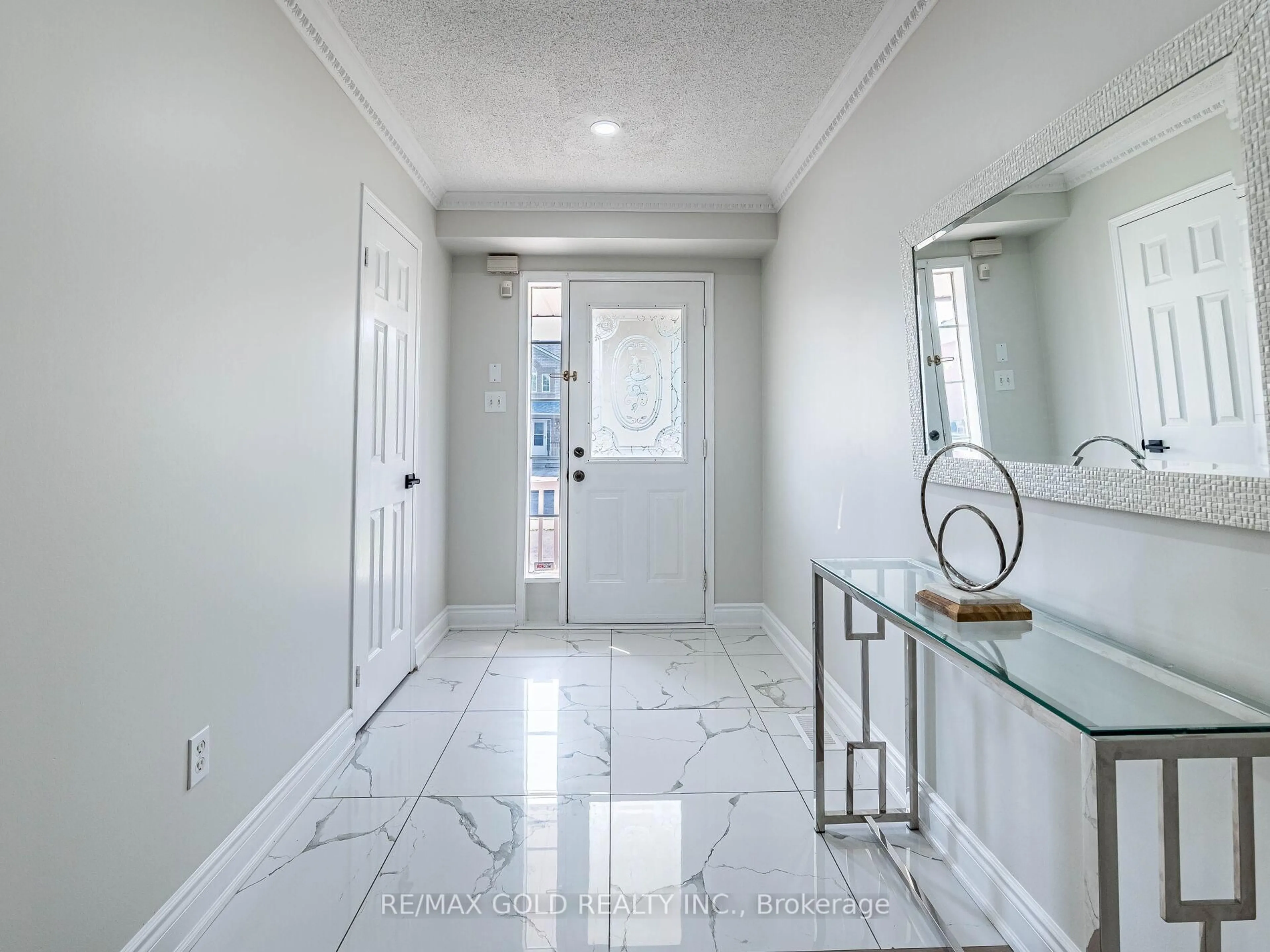 Indoor entryway for 105 Woodhaven Dr, Brampton Ontario L7A 1Y4