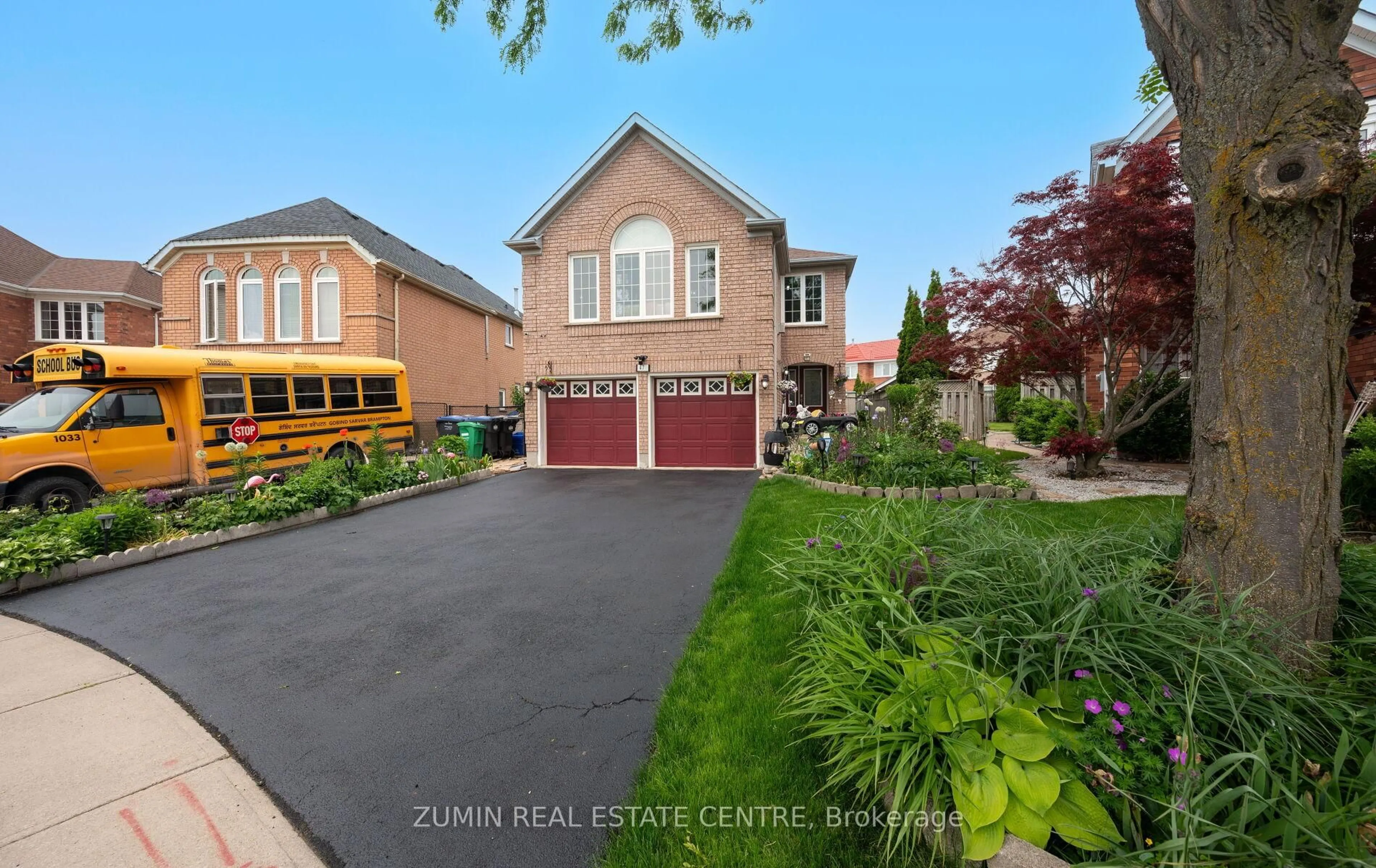 A pic from outside/outdoor area/front of a property/back of a property/a pic from drone, street for 47 Seclusion Cres, Brampton Ontario L6R 1L5