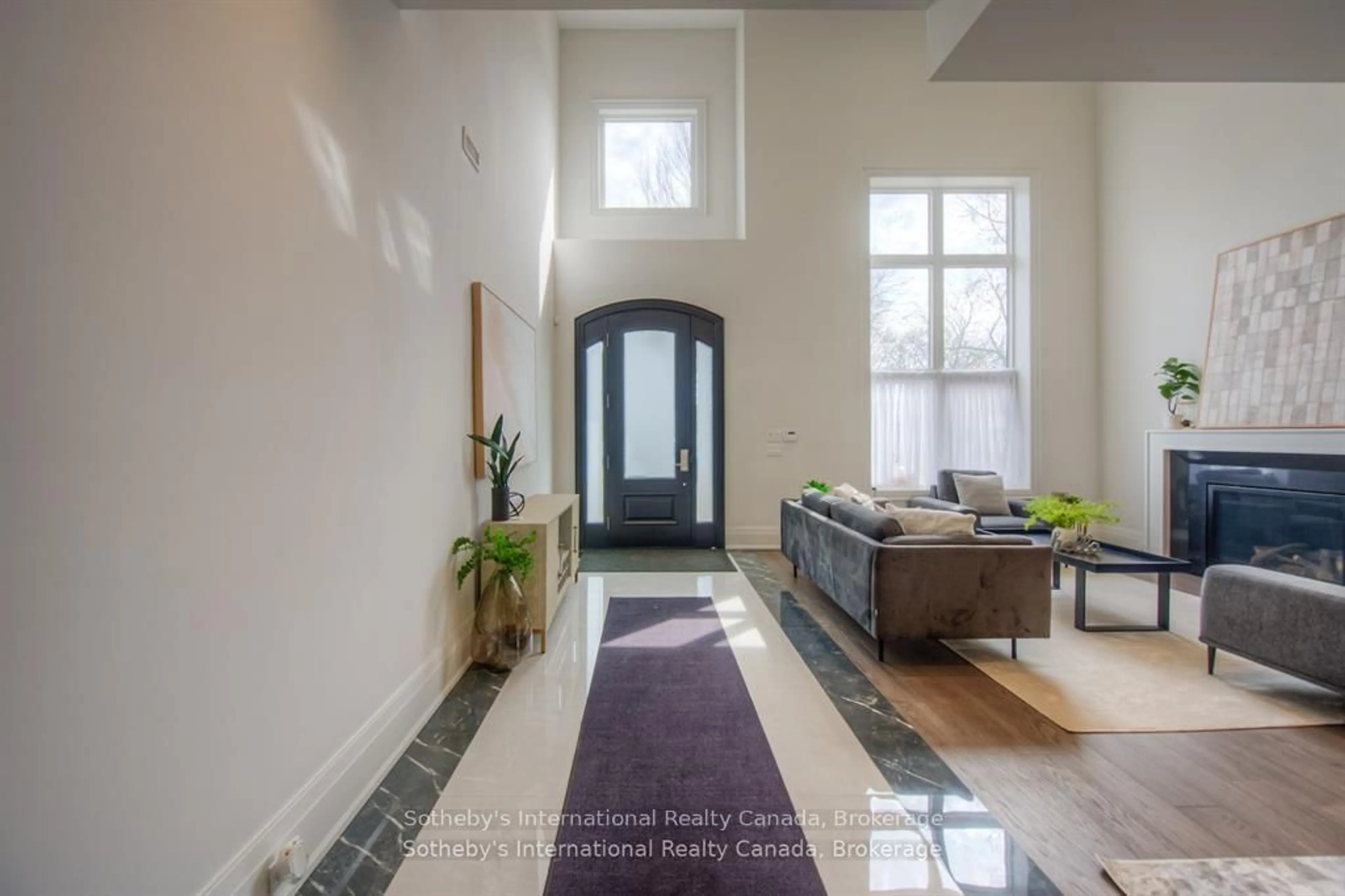 Indoor entryway for 2457 Ventura Dr, Oakville Ontario L6L 2H5