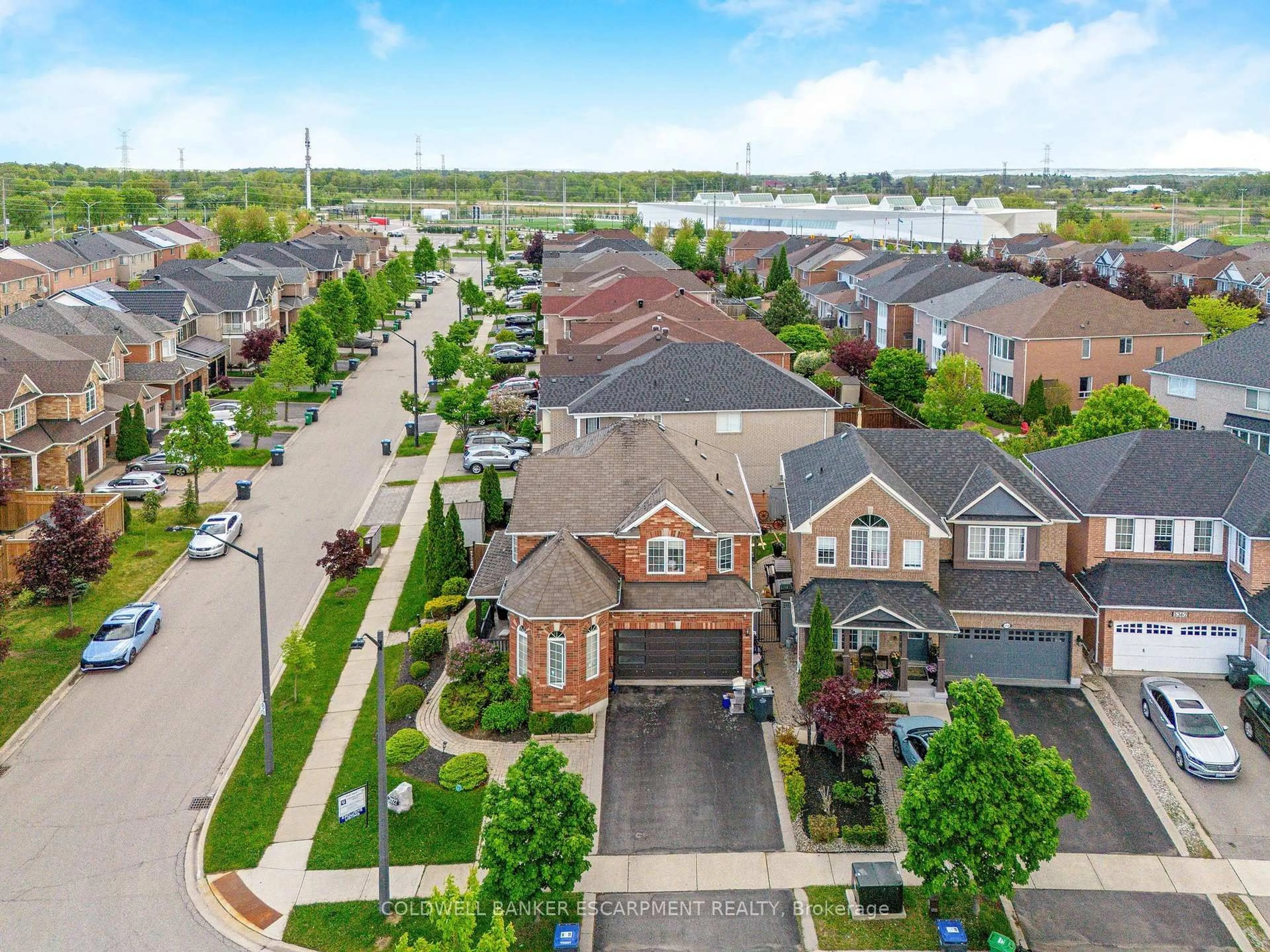 A pic from outside/outdoor area/front of a property/back of a property/a pic from drone, street for 3927 Mayla Dr, Mississauga Ontario L5M 7Y9