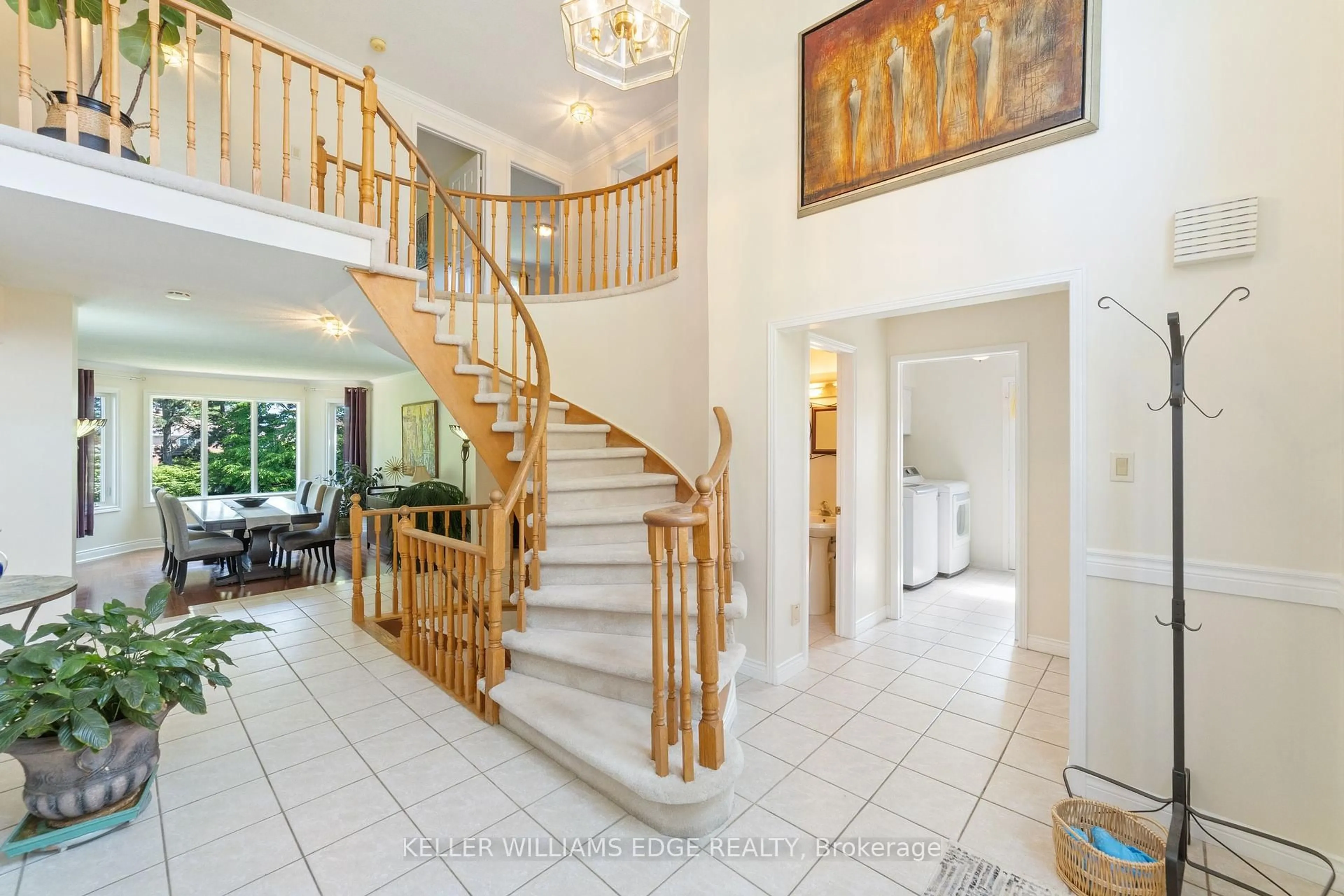 Indoor foyer for 3156 Longmeadow Rd, Burlington Ontario L7M 2X6