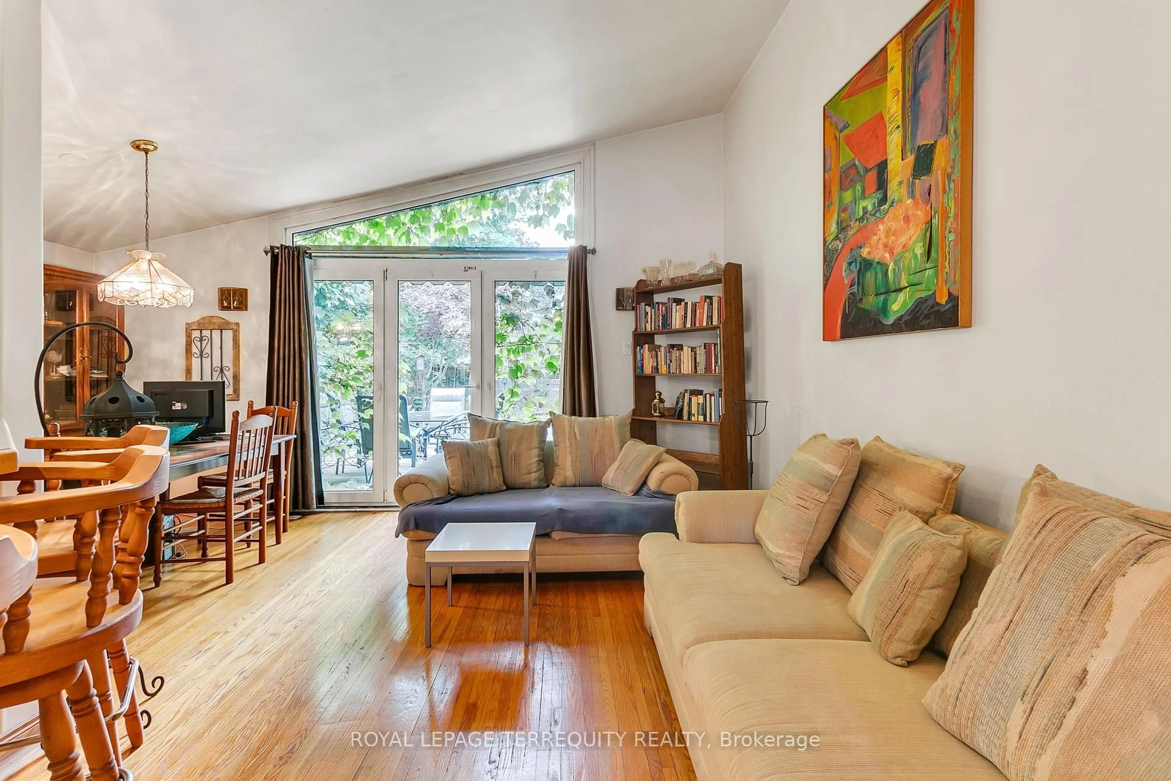 Living room with furniture, unknown for 142 Verobeach Blvd, Toronto Ontario M9M 1R1