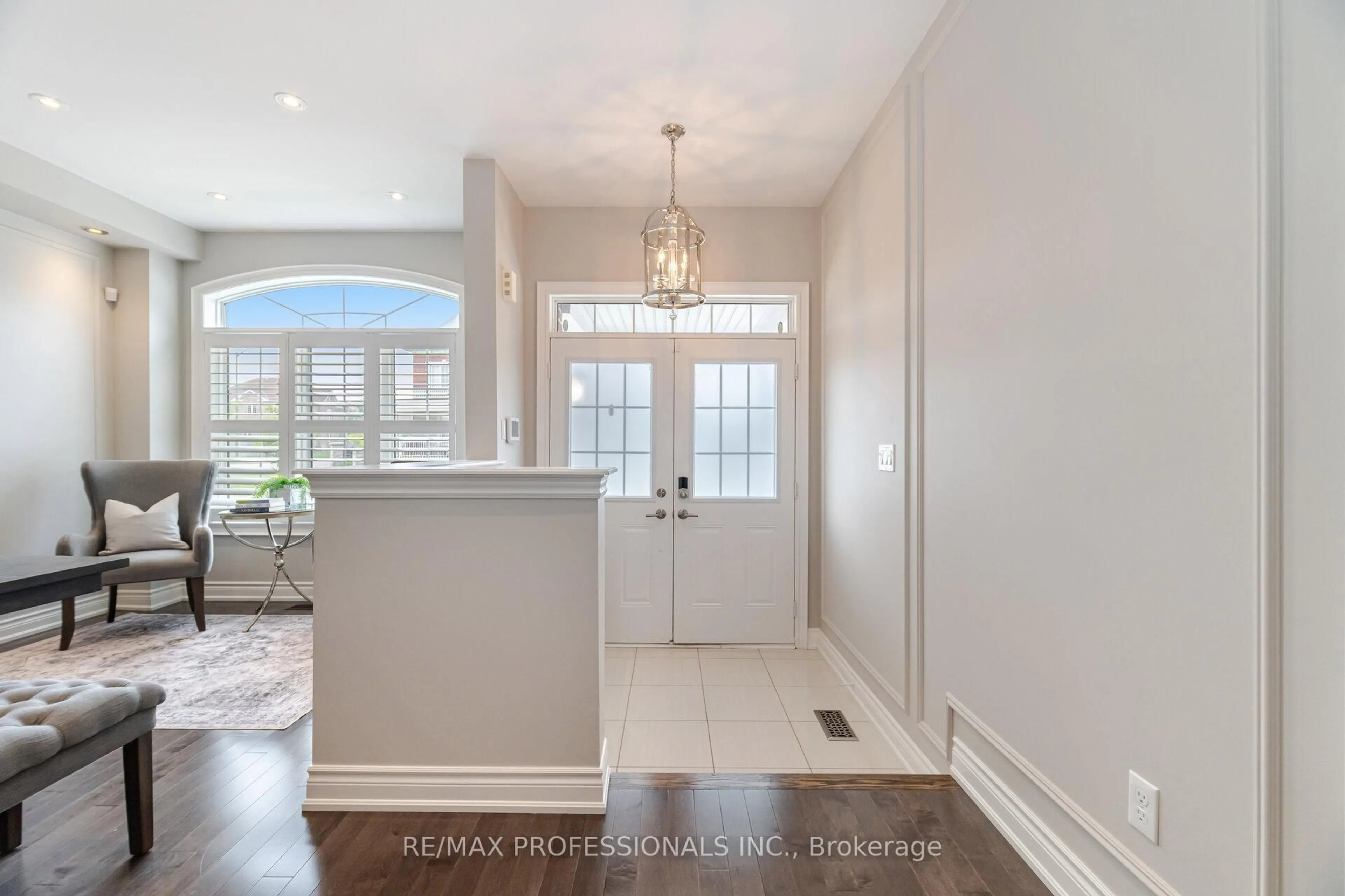Indoor entryway for 3190 Southwind Rd, Mississauga Ontario L5M 0V8