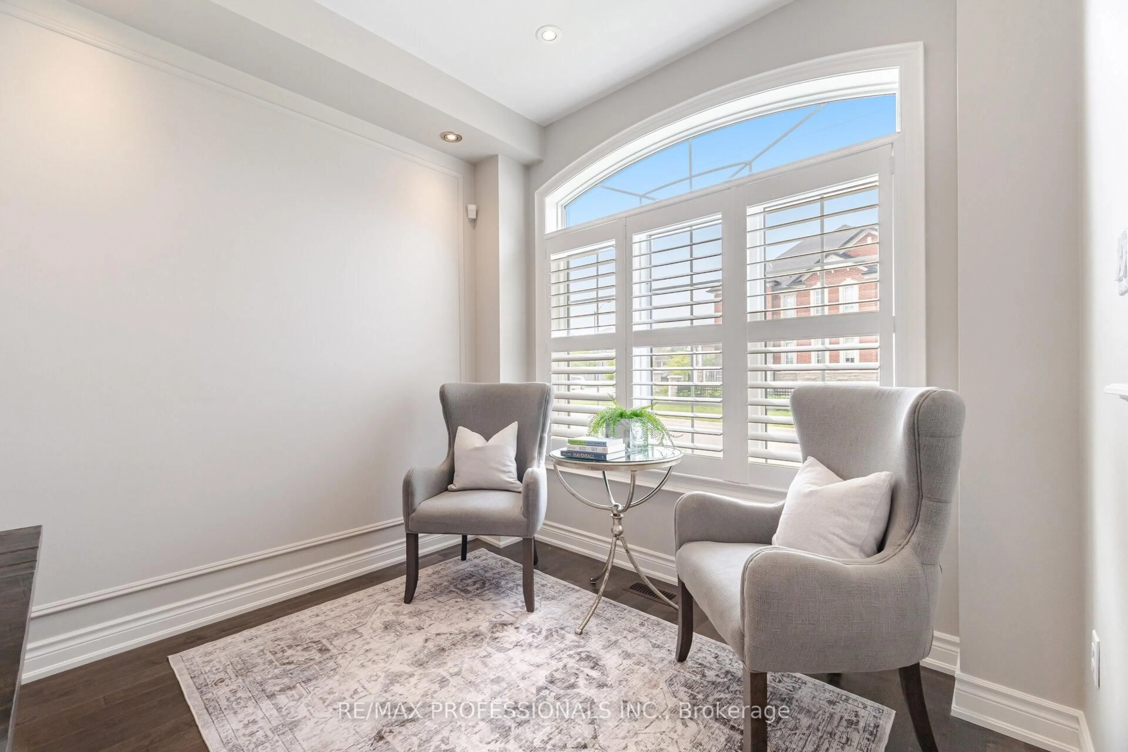 Living room with furniture, unknown for 3190 Southwind Rd, Mississauga Ontario L5M 0V8