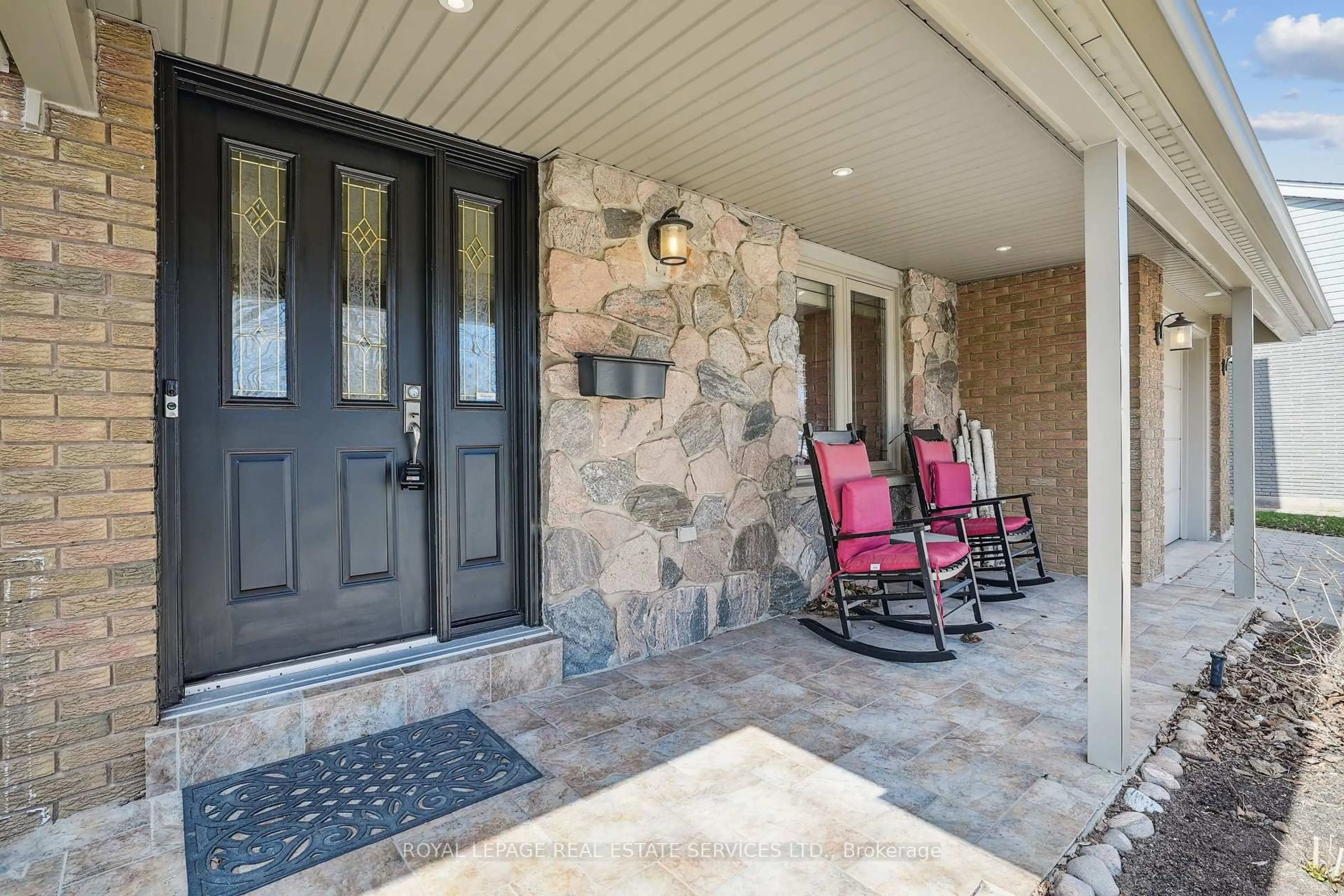 Indoor entryway for 602 Rosedale Cres, Burlington Ontario L7N 2T1