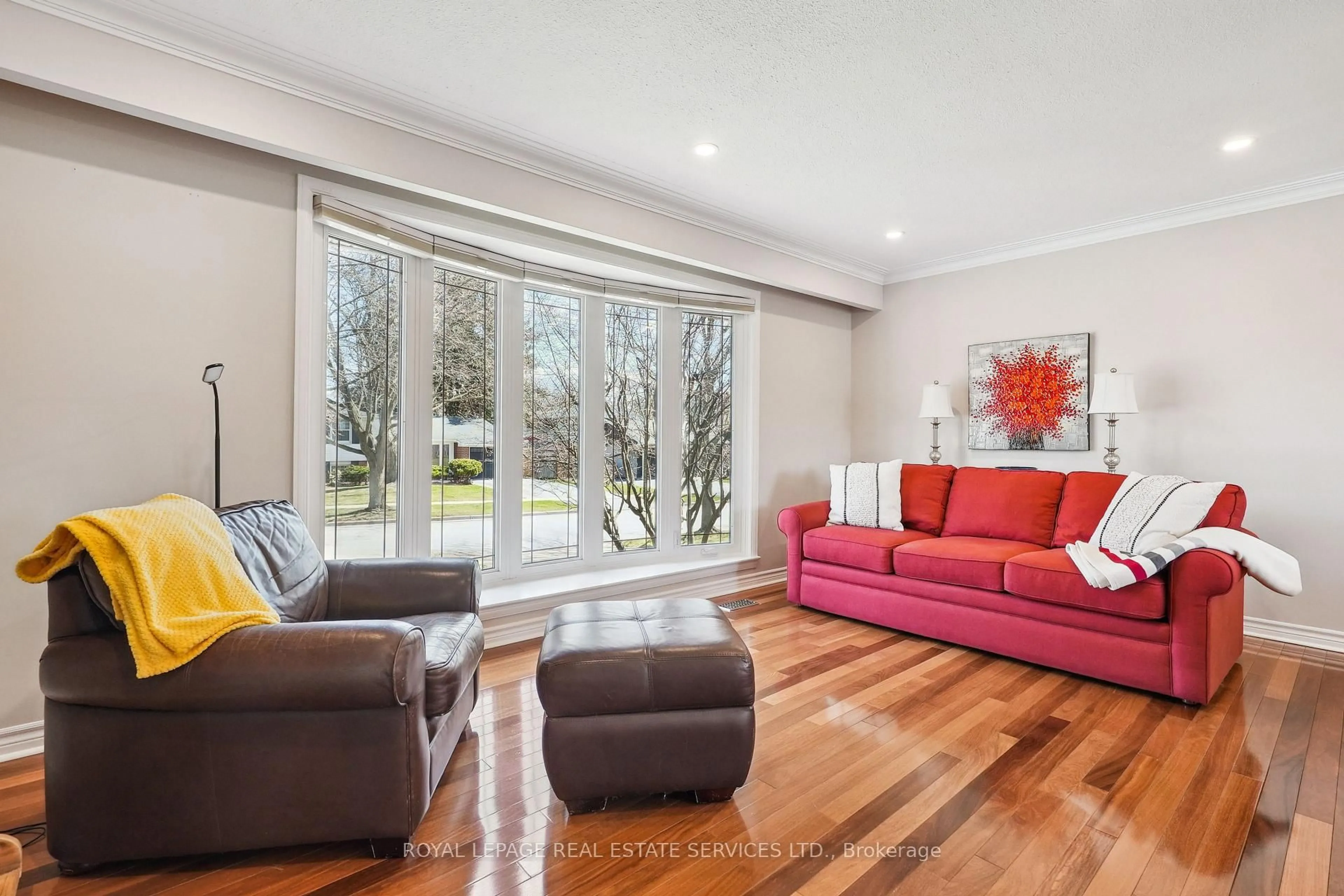 Living room with furniture, wood/laminate floor for 602 Rosedale Cres, Burlington Ontario L7N 2T1