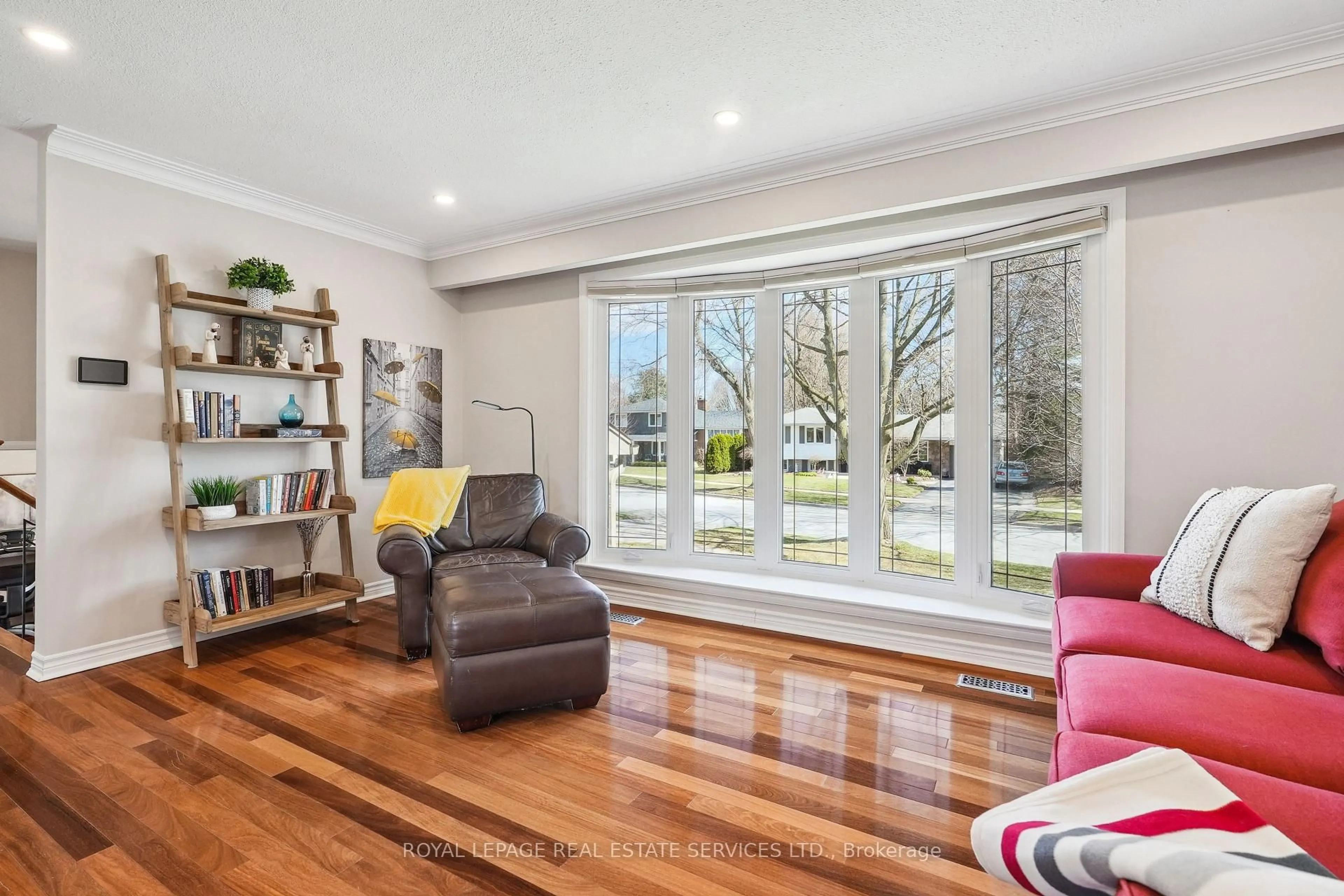 Living room with furniture, wood/laminate floor for 602 Rosedale Cres, Burlington Ontario L7N 2T1