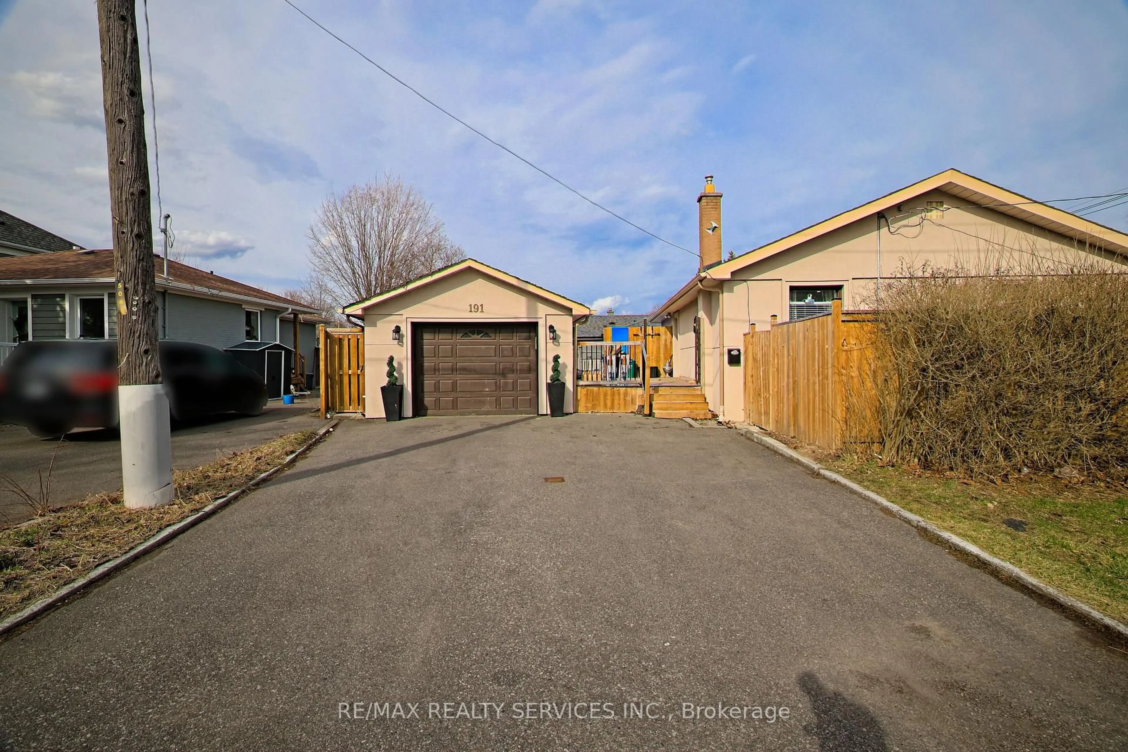 A pic from outside/outdoor area/front of a property/back of a property/a pic from drone, street for 191 Deane Ave, Oakville Ontario L6K 1N4