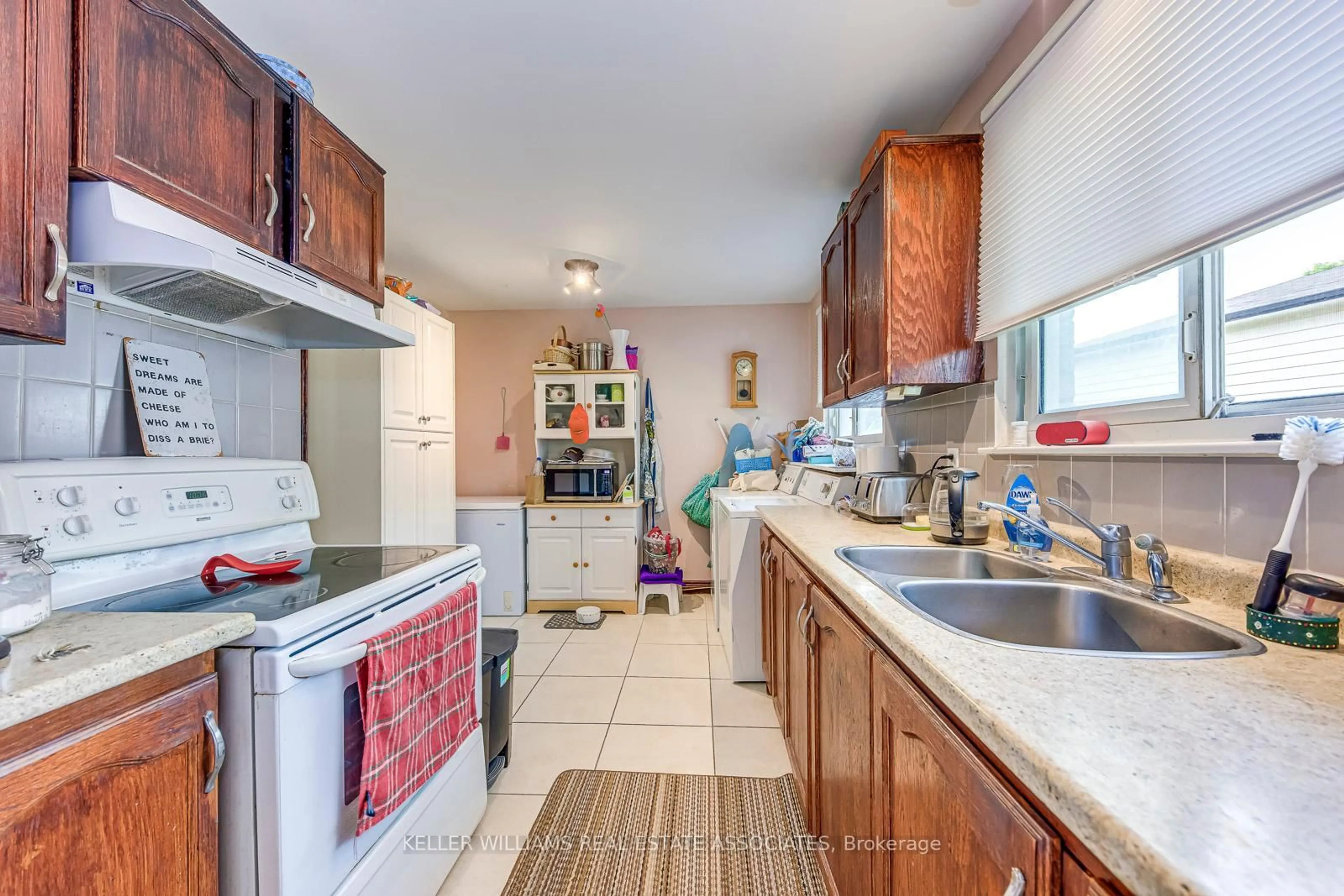Standard kitchen, ceramic/tile floor for 12 Gulliver Cres, Brampton Ontario L6S 1S9