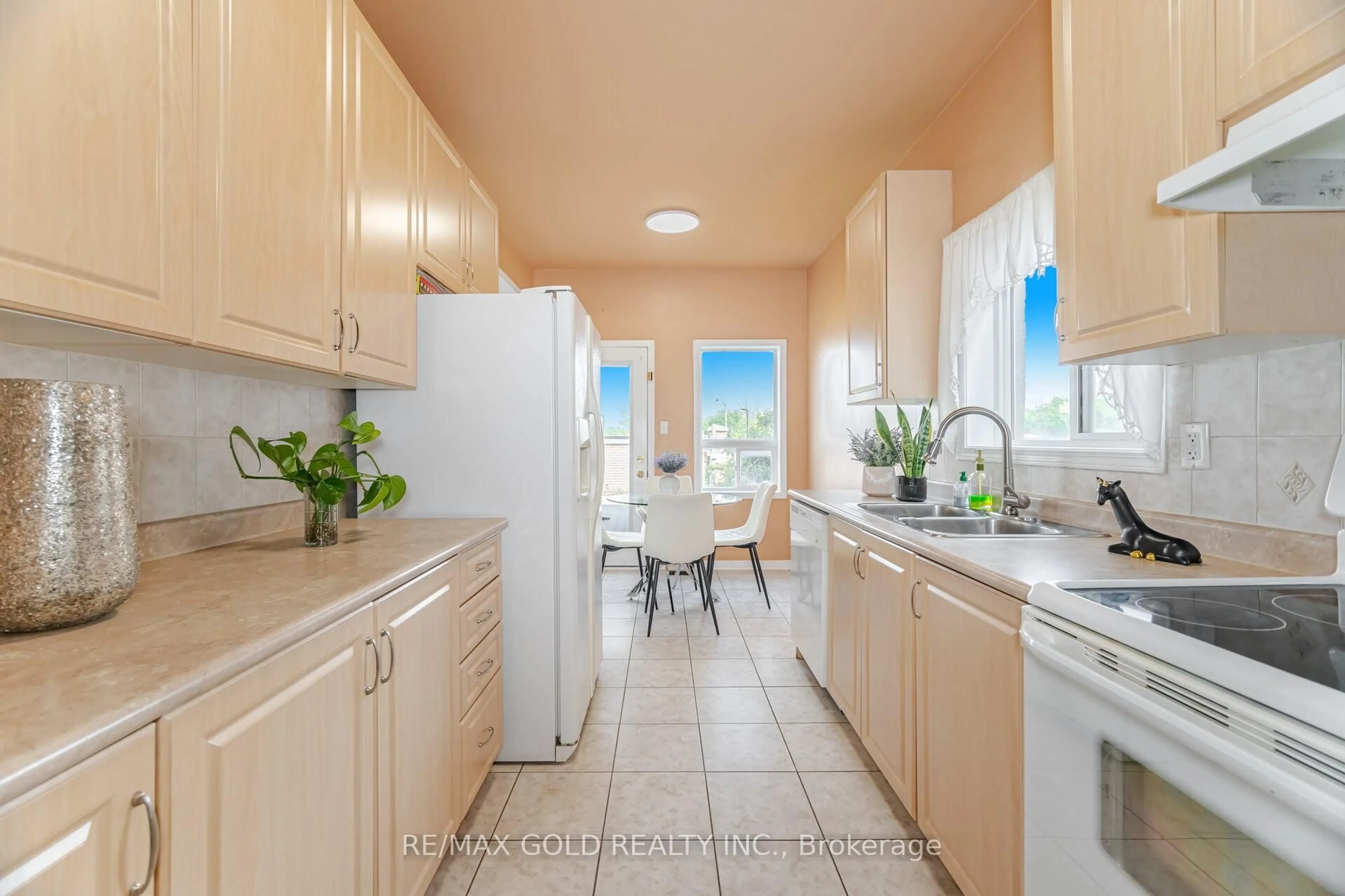 Standard kitchen, ceramic/tile floor for 88 Kettlewell Cres, Brampton Ontario L6R 0T1