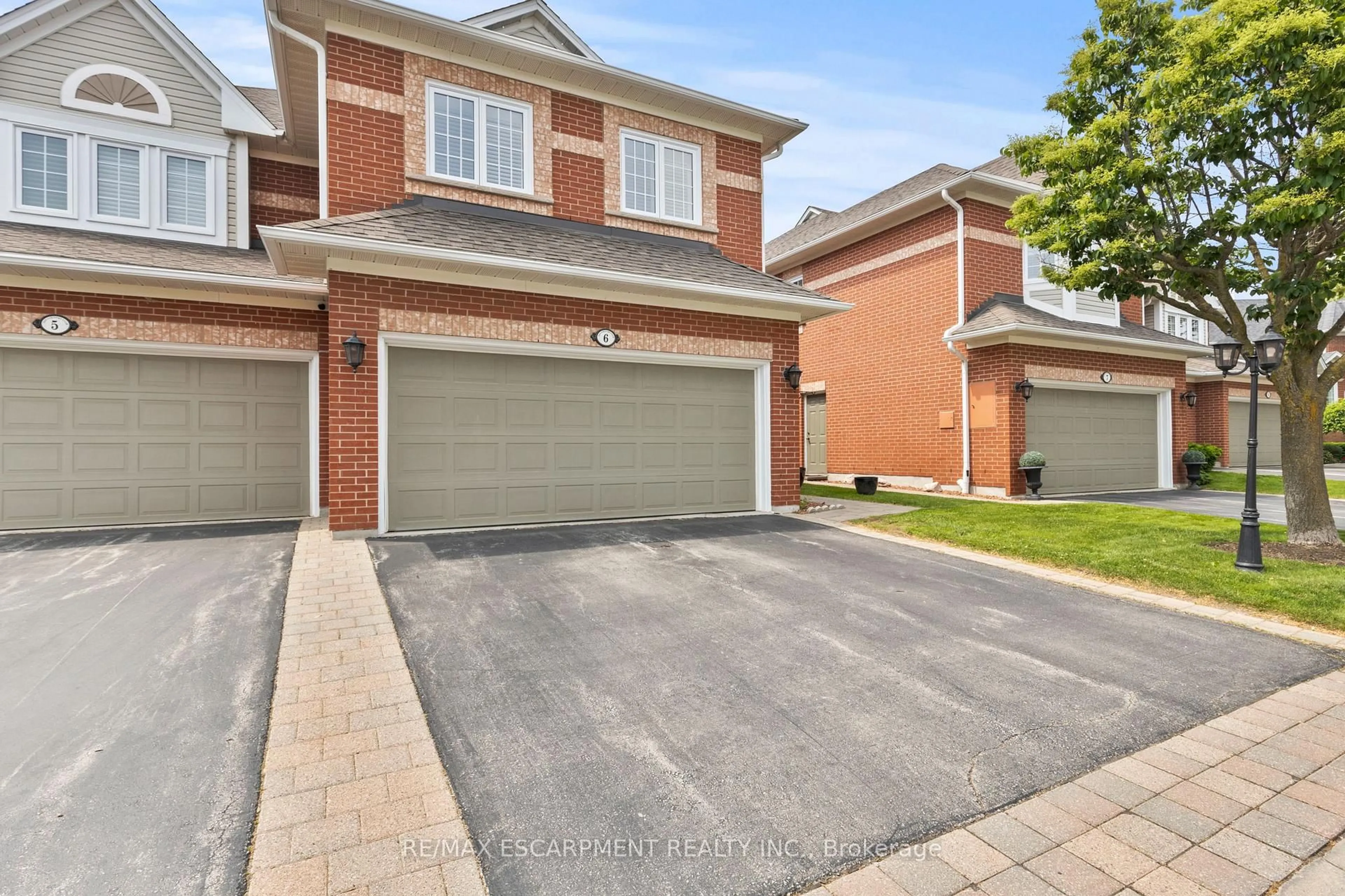 A pic from outside/outdoor area/front of a property/back of a property/a pic from drone, street for 2145 Country Club Dr #6, Burlington Ontario L7M 4E1
