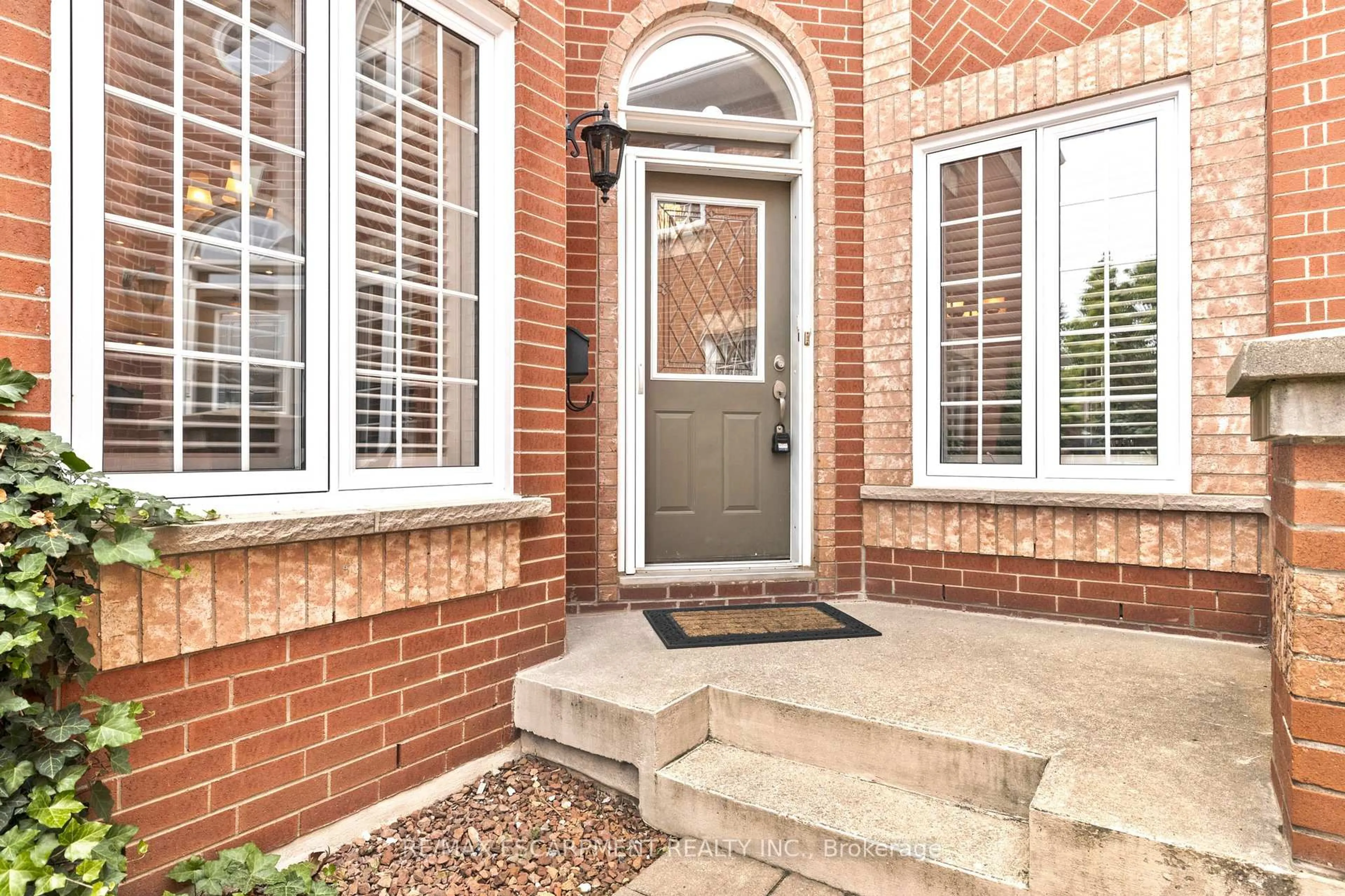 Home with brick exterior material, street for 2145 Country Club Dr #6, Burlington Ontario L7M 4E1