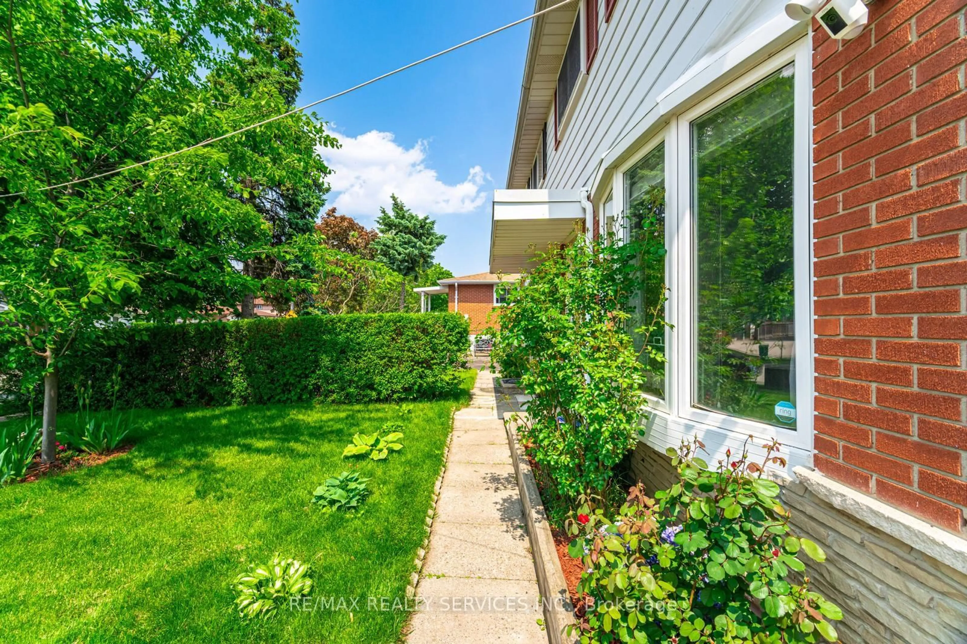 Patio, street for 137 Archdekin Dr, Brampton Ontario L6V 1Y8