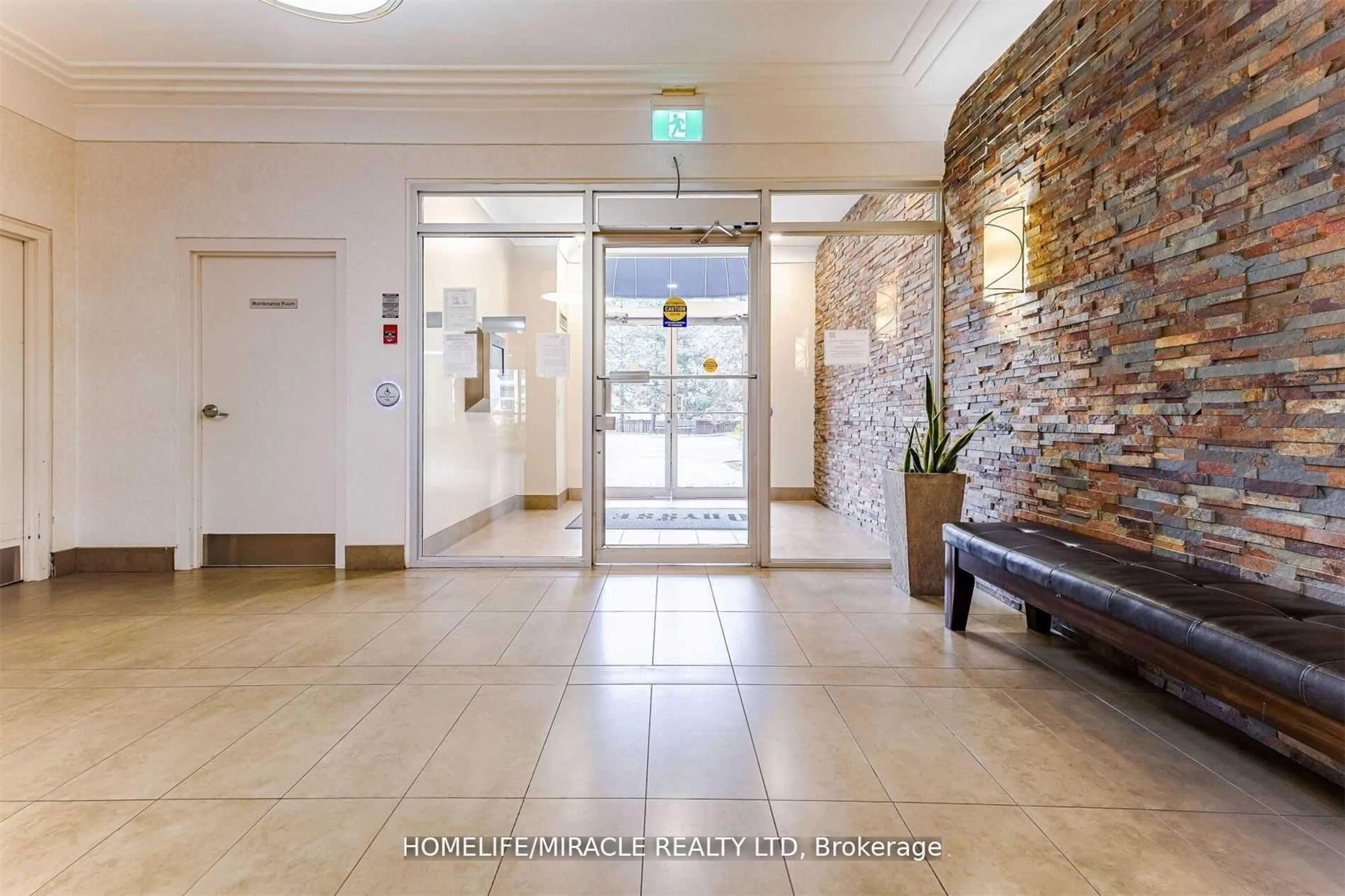 Indoor foyer for 250 Webb Dr #318, Mississauga Ontario L6P 1Y9