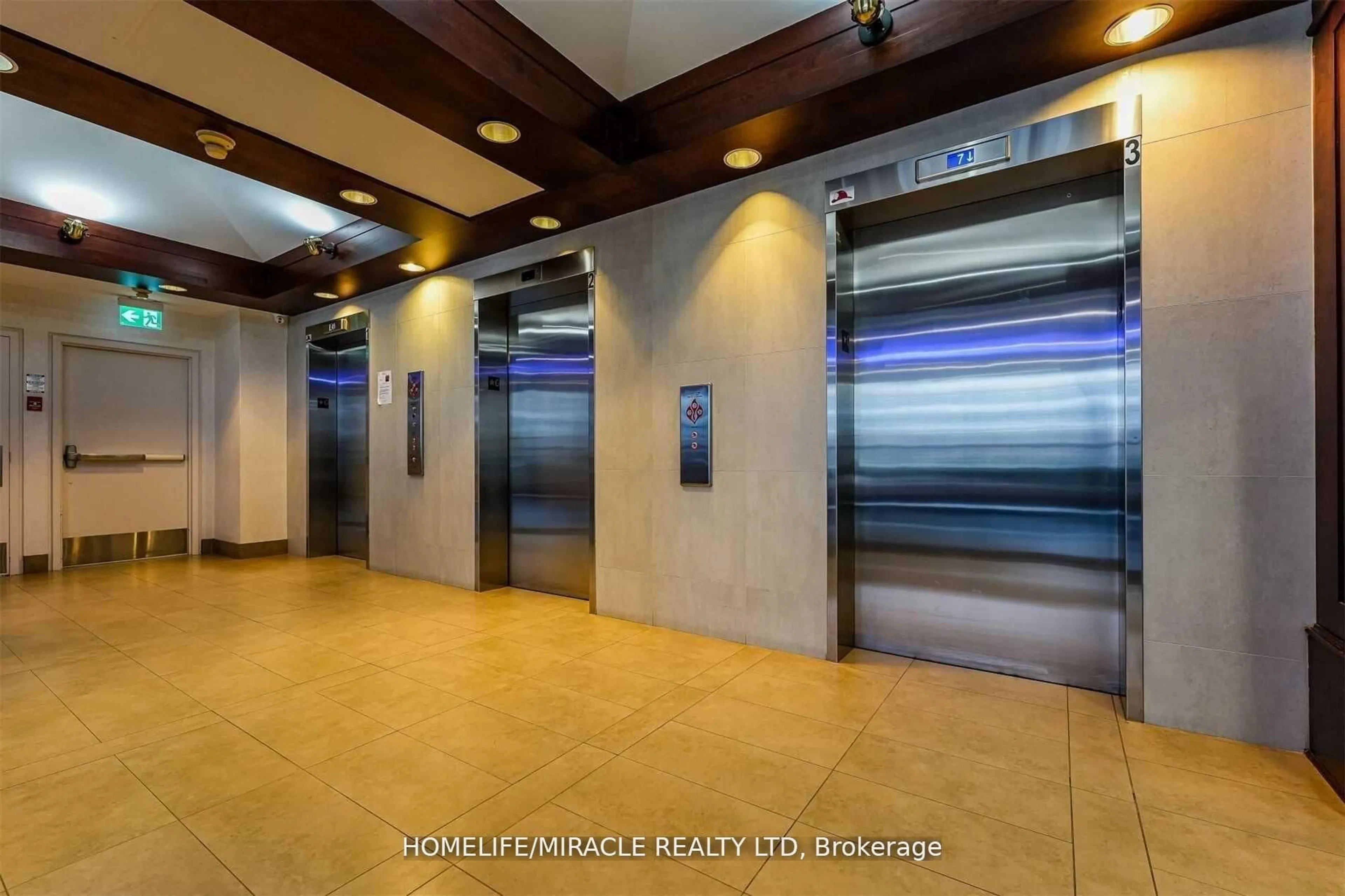 Indoor foyer for 250 Webb Dr #318, Mississauga Ontario L6P 1Y9
