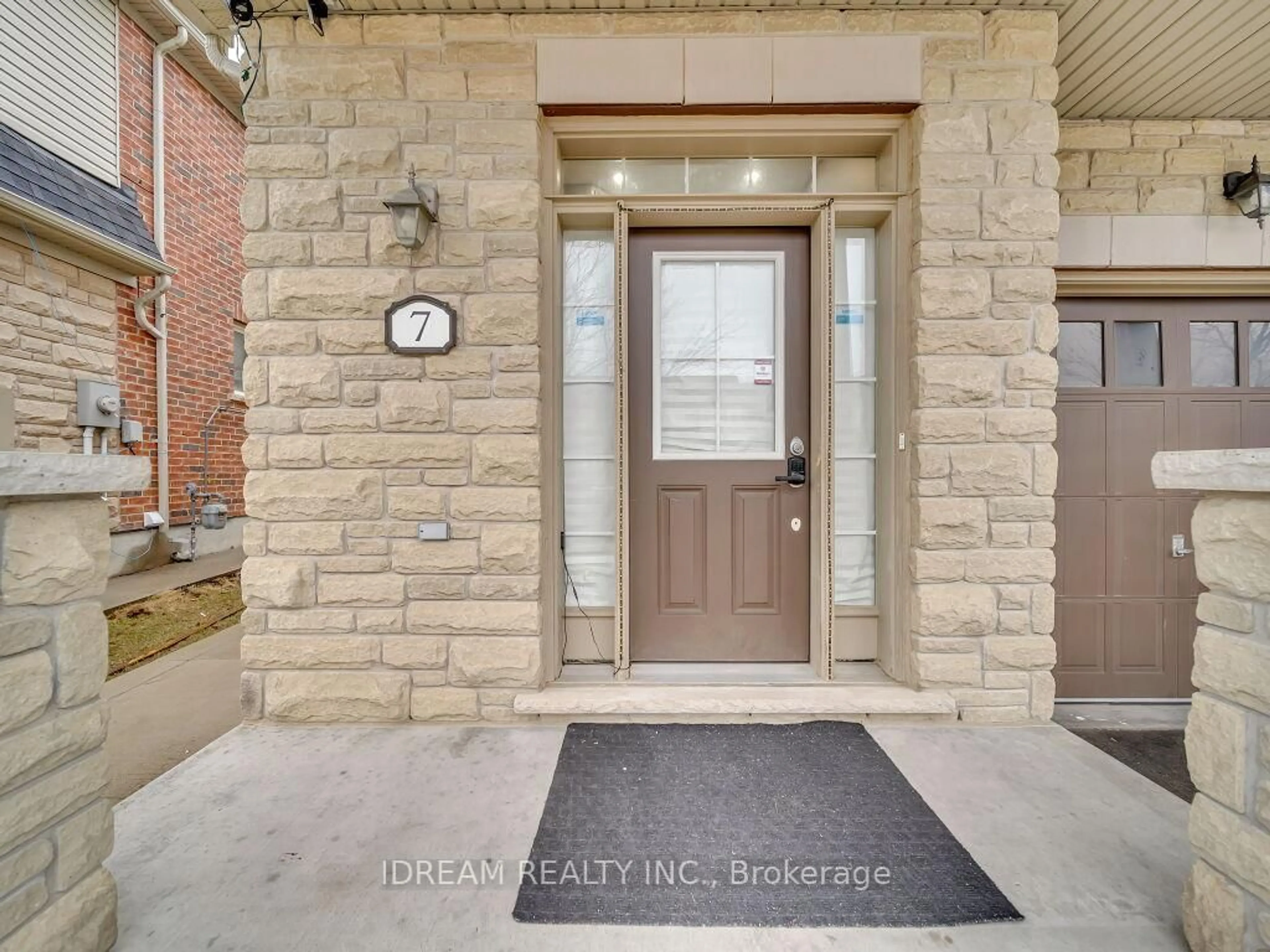 Indoor entryway for 7 Icefall Rd, Caledon Ontario L7C 2H1