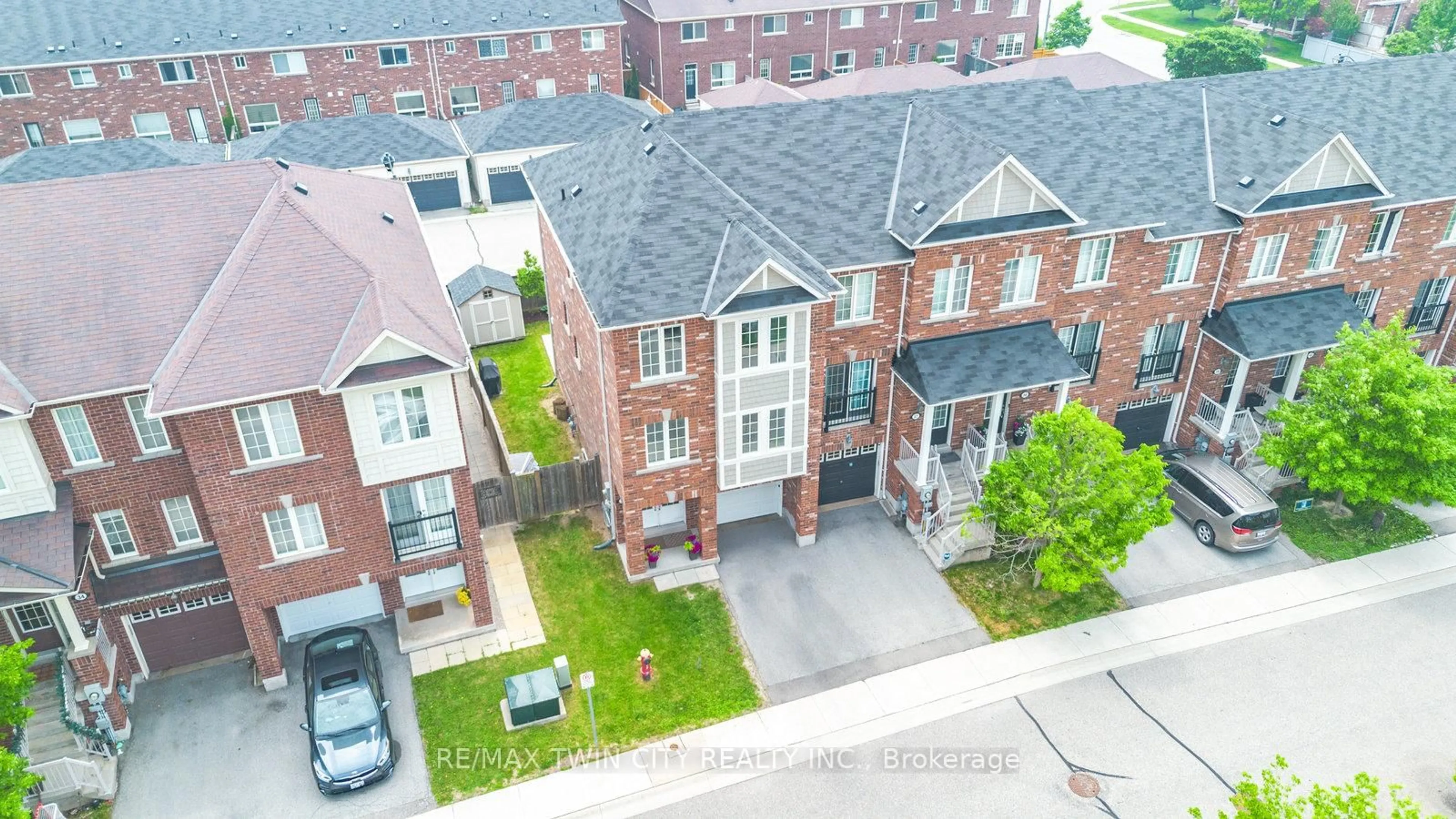 A pic from outside/outdoor area/front of a property/back of a property/a pic from drone, street for 2186 Fiddlers Way #36, Oakville Ontario L6M 0L5