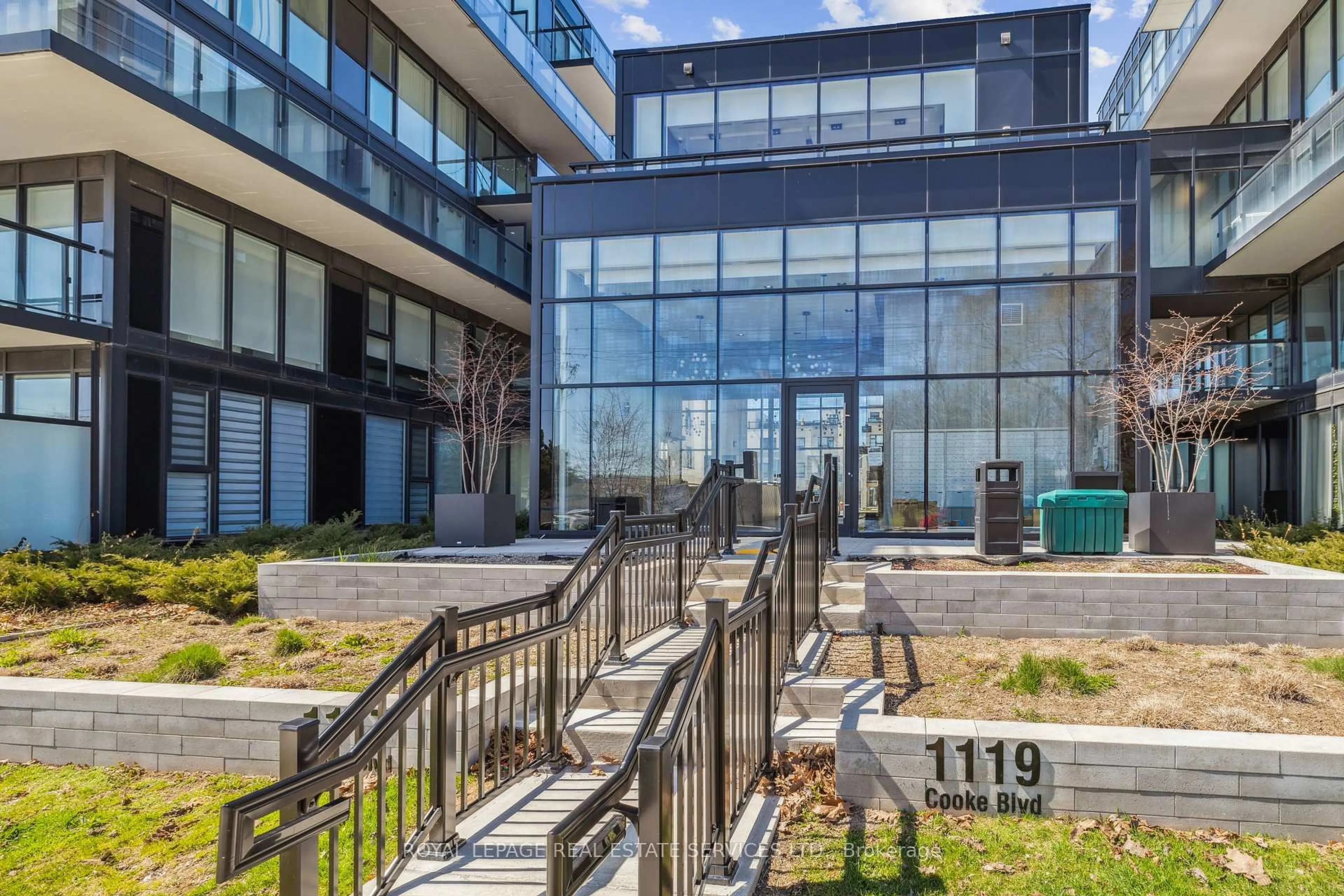 Indoor foyer for 1119 Cooke Blvd #B429, Burlington Ontario L7T 0C7
