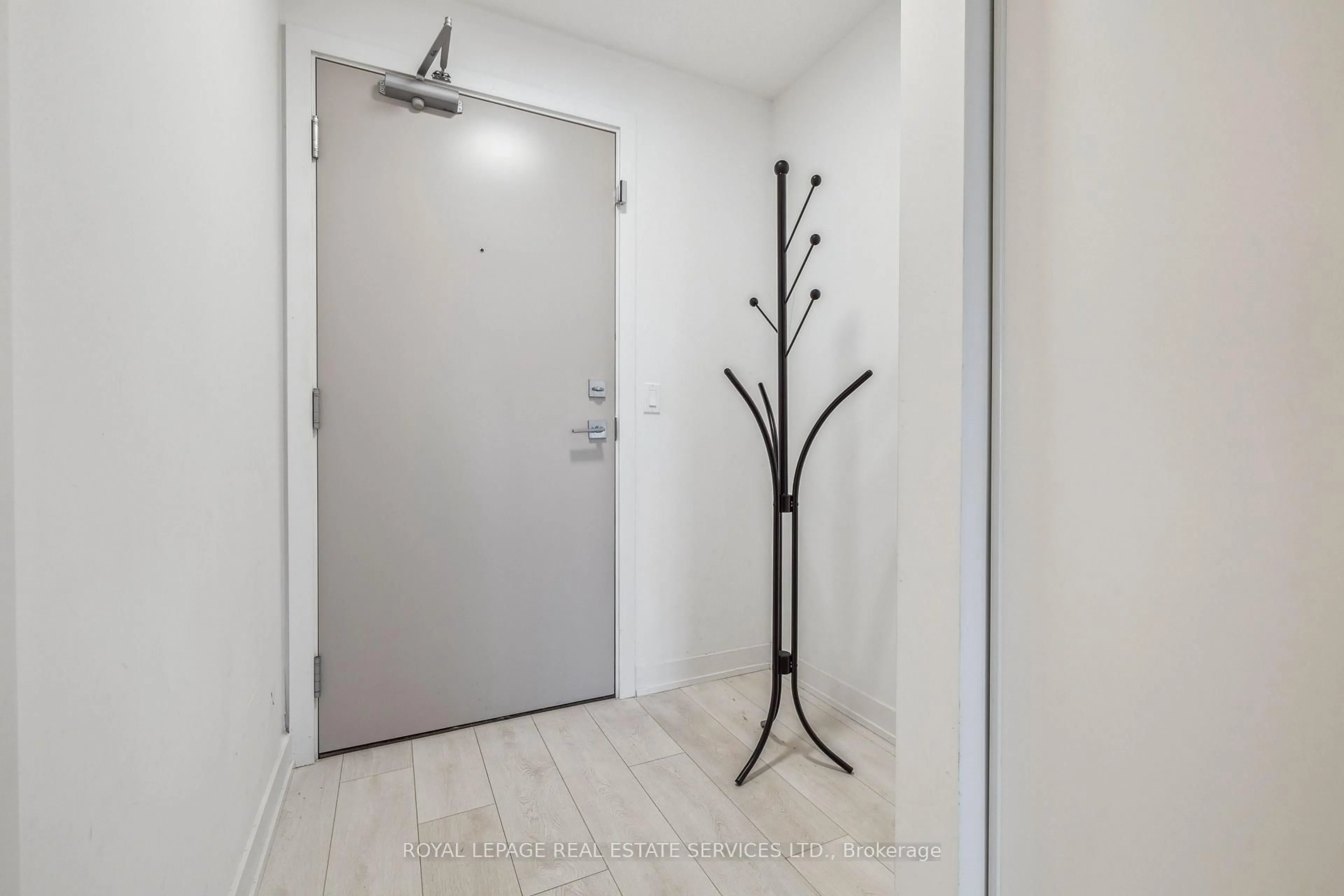 Indoor entryway for 1119 Cooke Blvd #B429, Burlington Ontario L7T 0C7