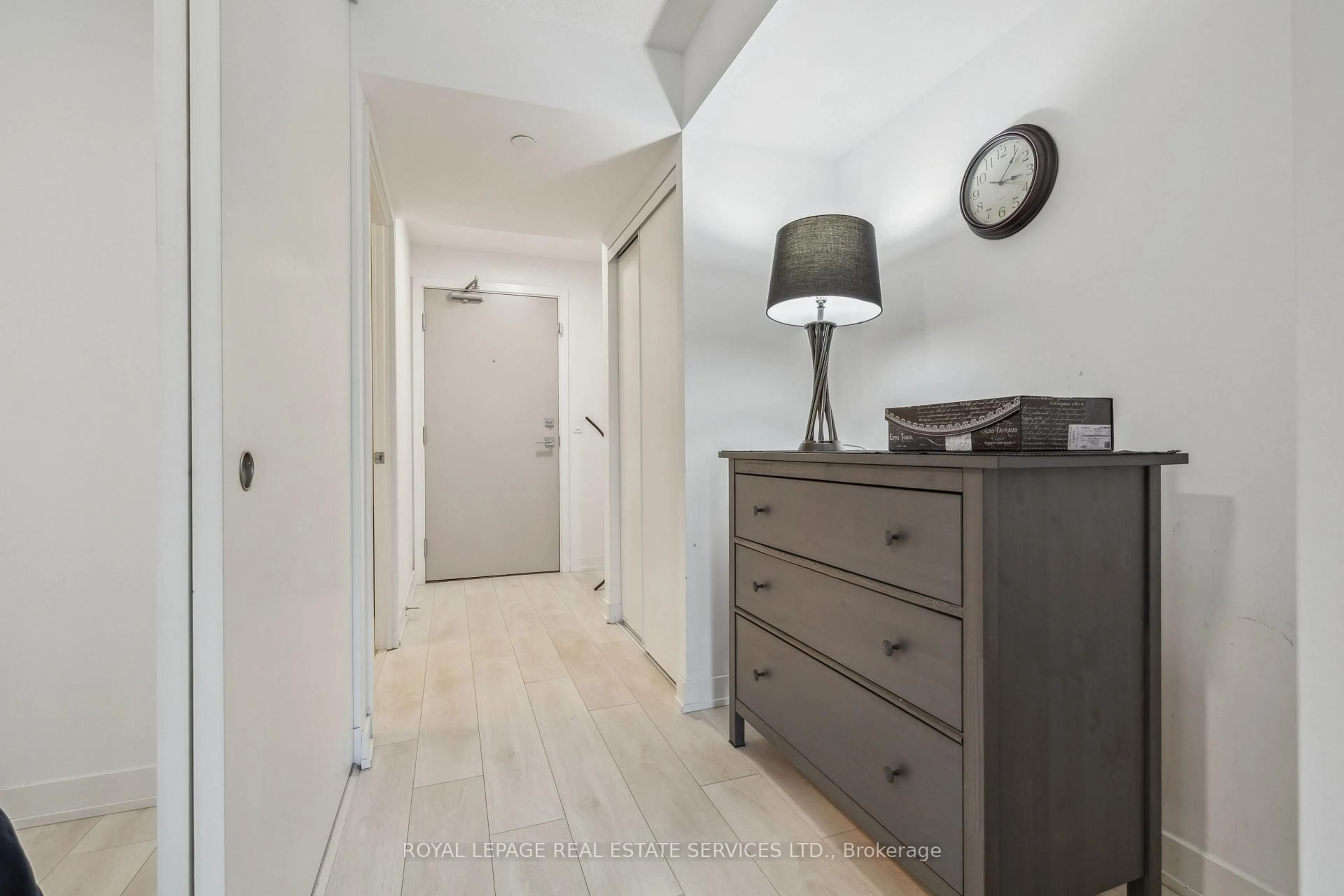 Indoor entryway for 1119 Cooke Blvd #B429, Burlington Ontario L7T 0C7