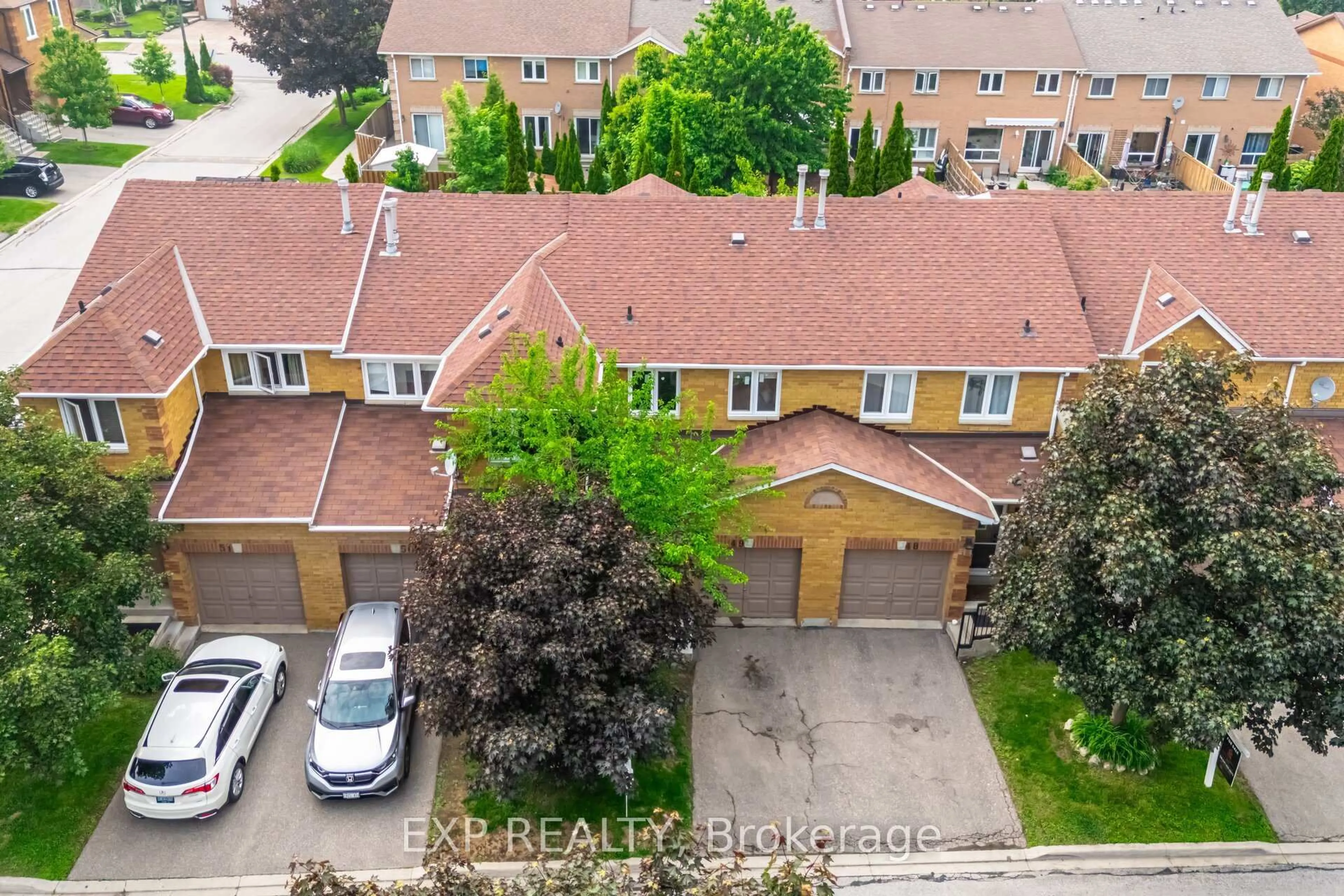 A pic from outside/outdoor area/front of a property/back of a property/a pic from drone, street for 550 Steddick Crt #49, Mississauga Ontario L5R 3S8