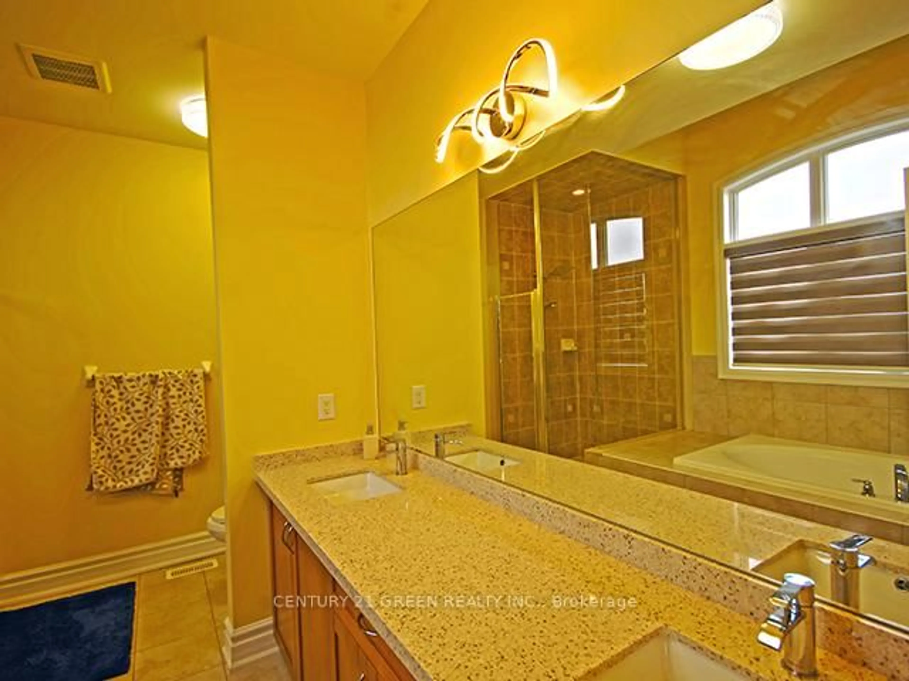 Standard bathroom, ceramic/tile floor for 15 Interlacken Dr, Brampton Ontario L6X 0Y1