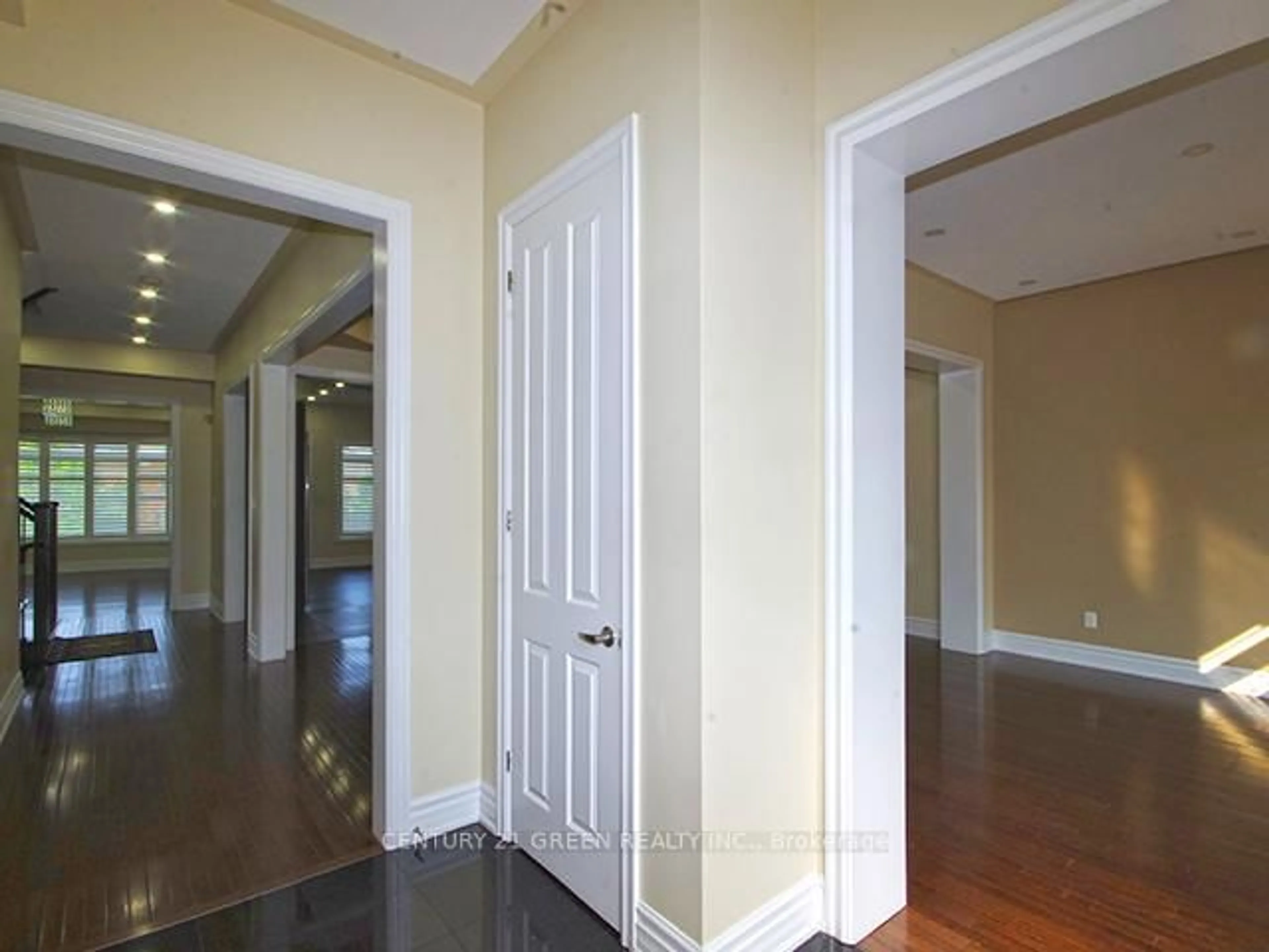 Indoor foyer for 15 Interlacken Dr, Brampton Ontario L6X 0Y1