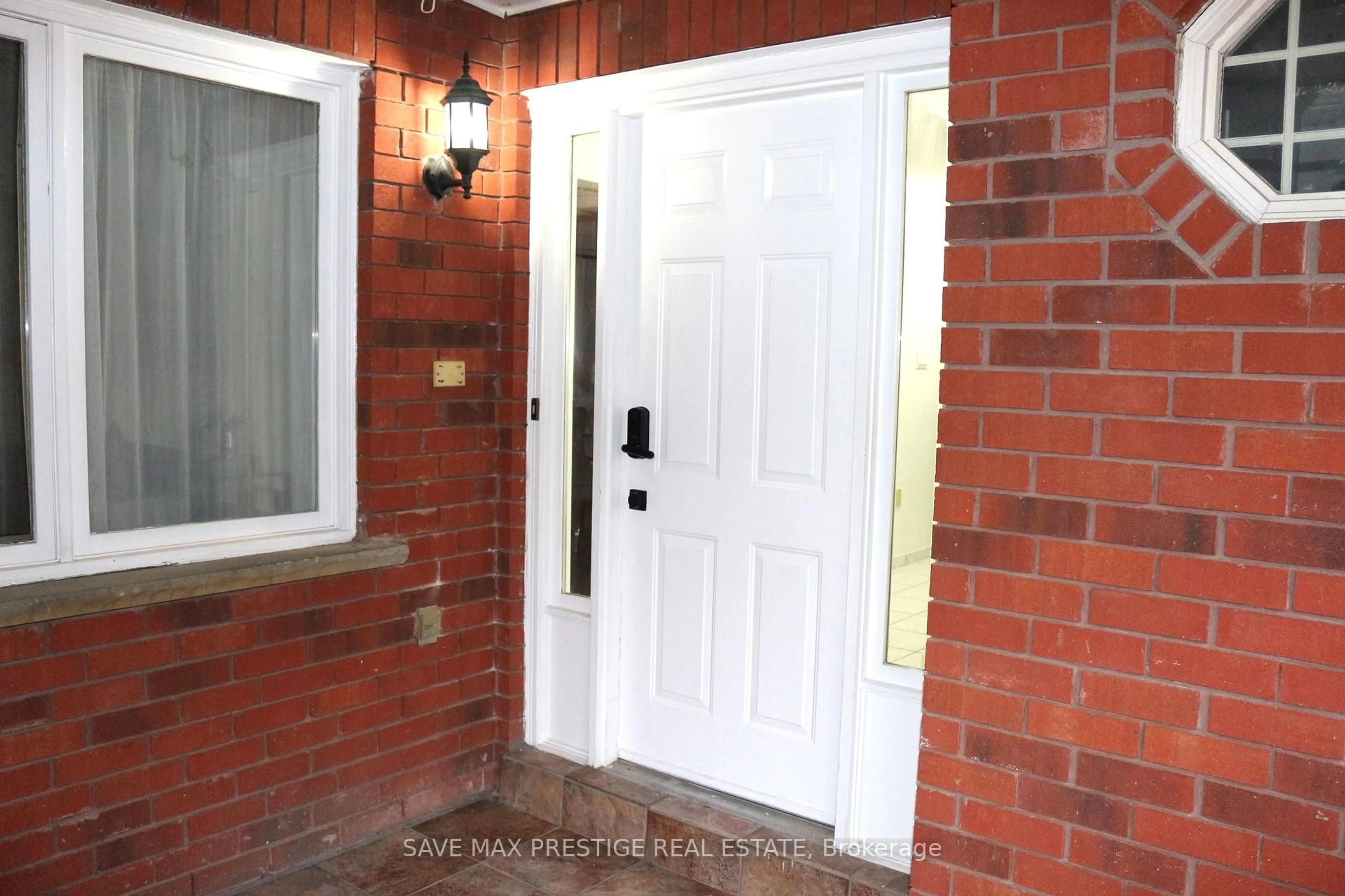 Indoor entryway for 36 Kentucky Dr, Brampton Ontario L6Y 4E9