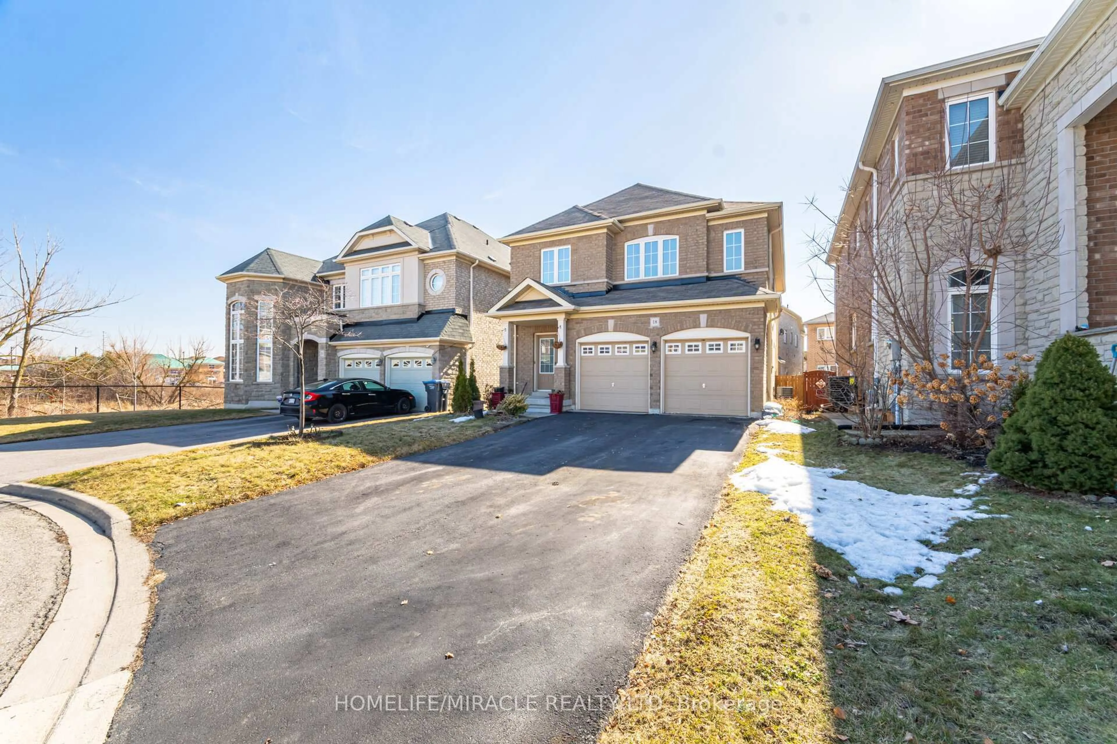 A pic from outside/outdoor area/front of a property/back of a property/a pic from drone, street for 18 Templeton Crt, Brampton Ontario L6P 3B2