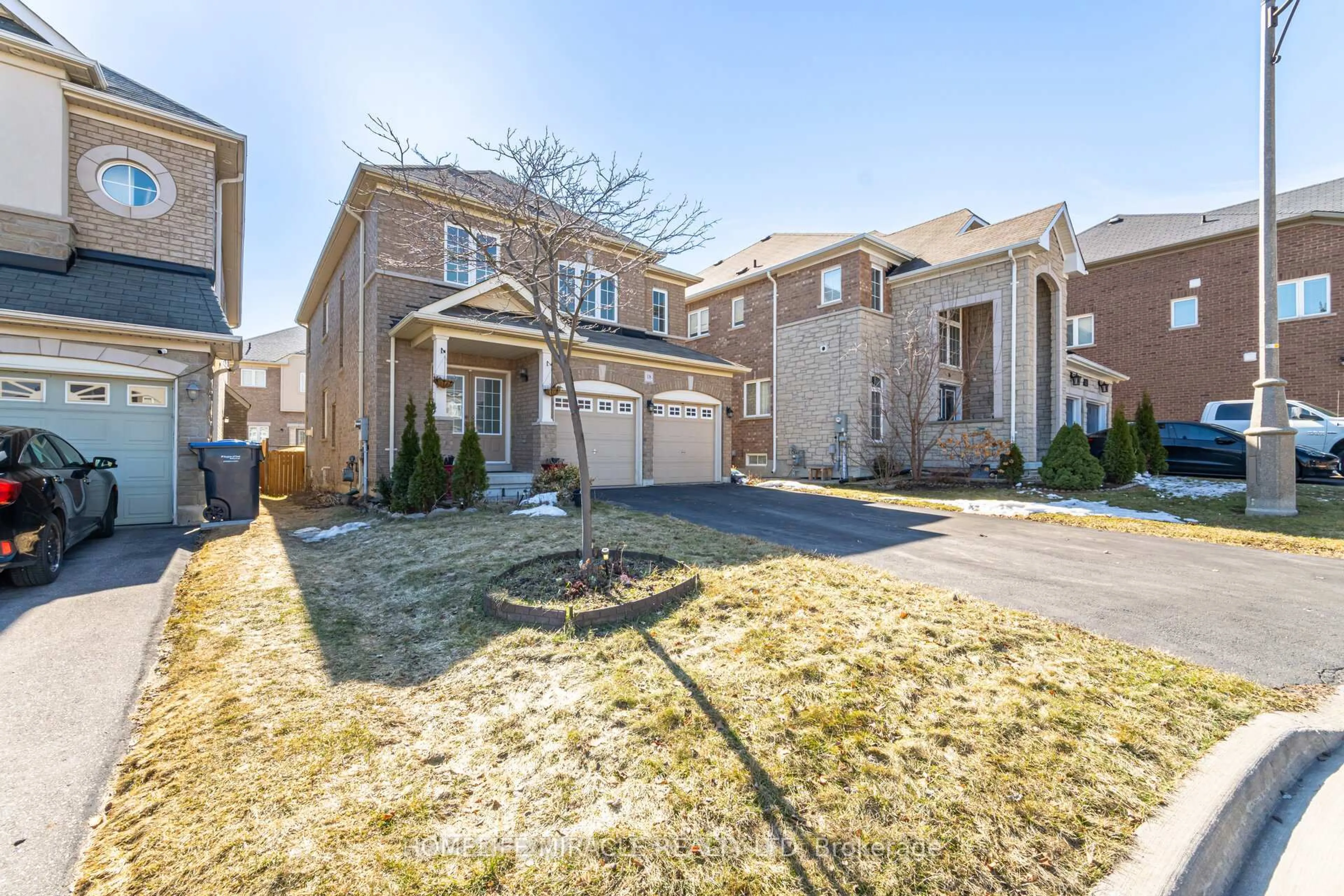 A pic from outside/outdoor area/front of a property/back of a property/a pic from drone, street for 18 Templeton Crt, Brampton Ontario L6P 3B2