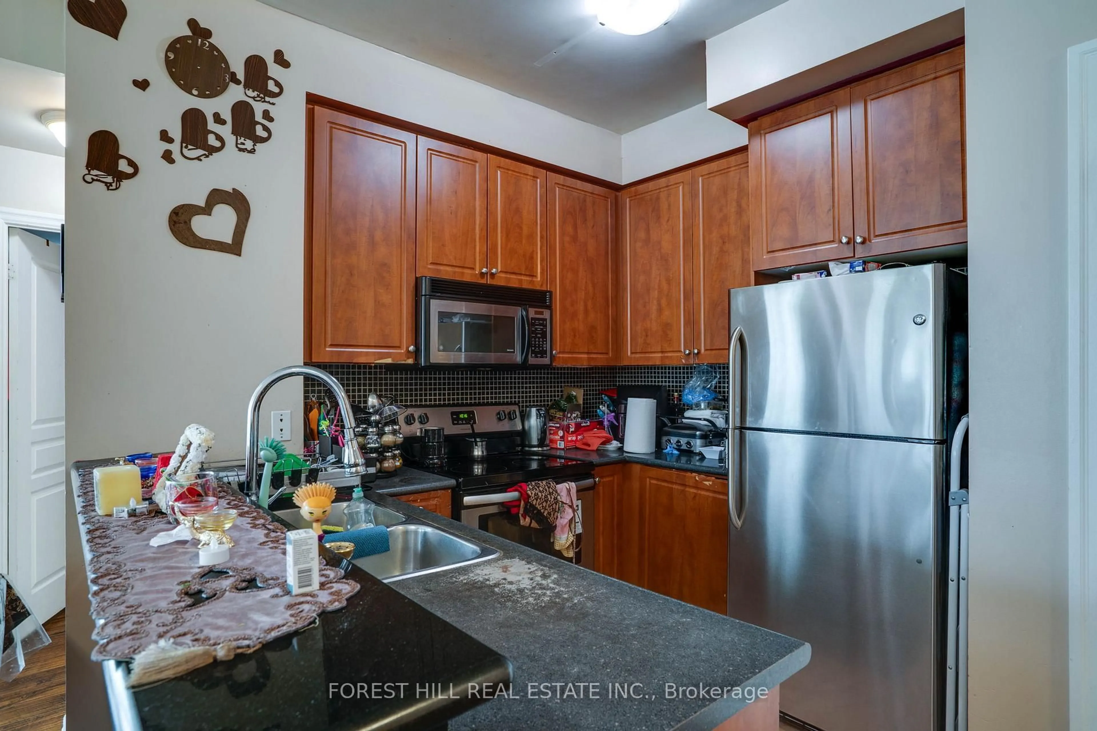 Standard kitchen, unknown for 220 Burnhamthorpe Rd #1509, Mississauga Ontario L5B 4N4