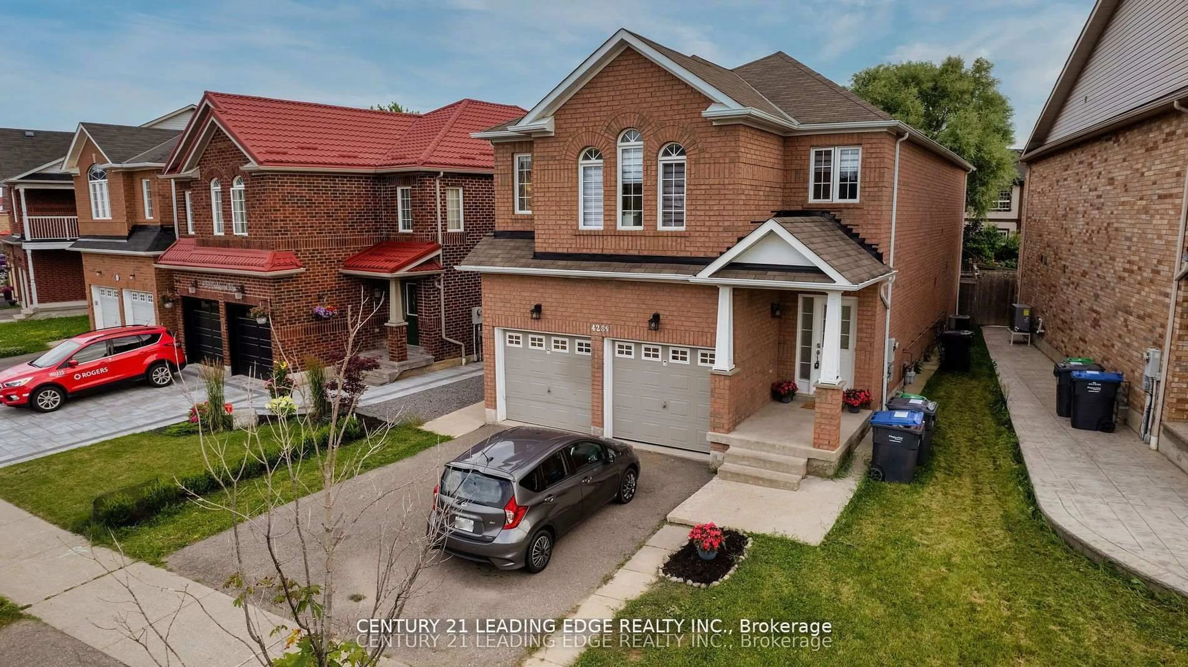 A pic from outside/outdoor area/front of a property/back of a property/a pic from drone, street for 4289 Guildwood Way, Mississauga Ontario L5R 0A7
