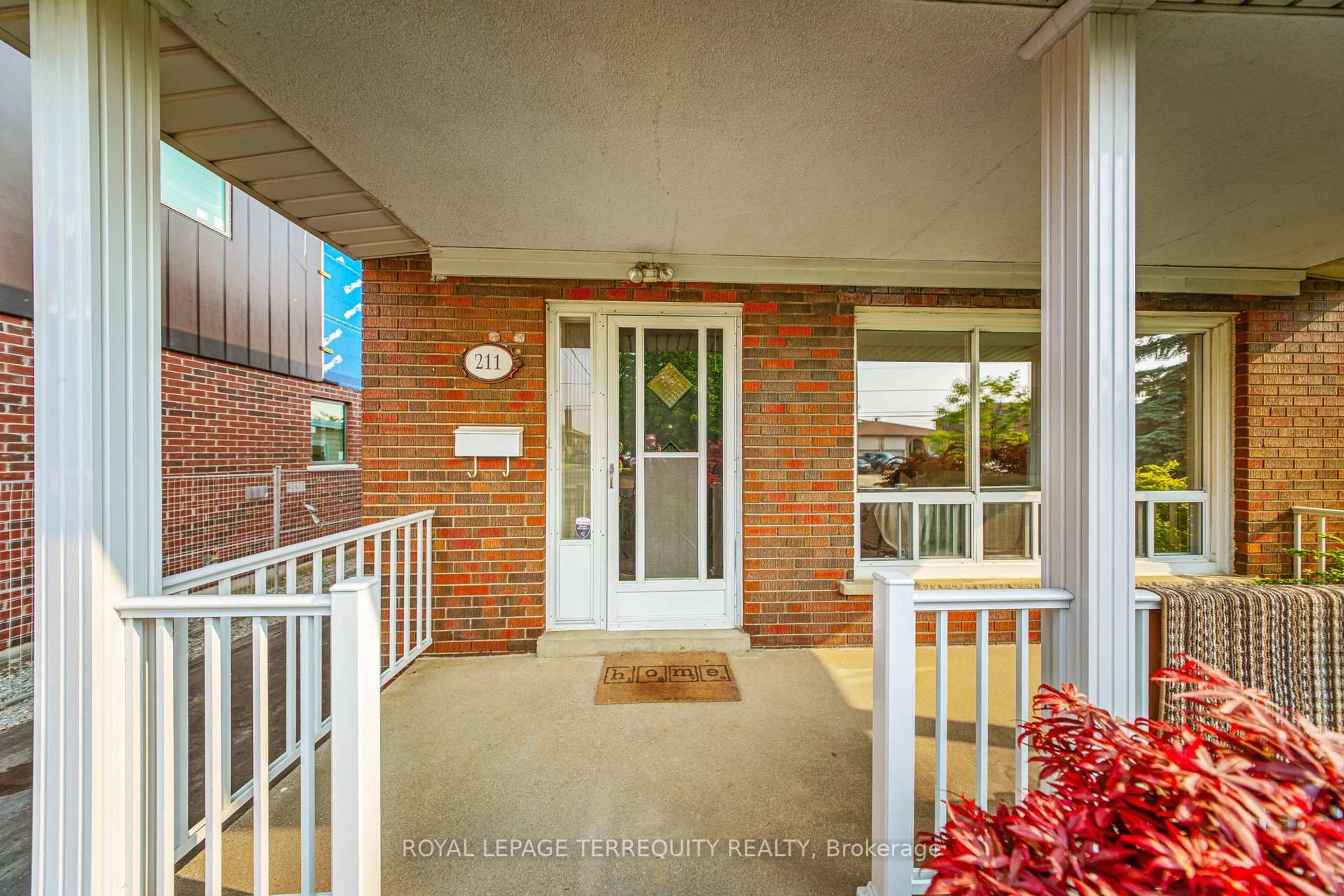 Indoor entryway for 211 Rustic Rd, Toronto Ontario M6L 1W3