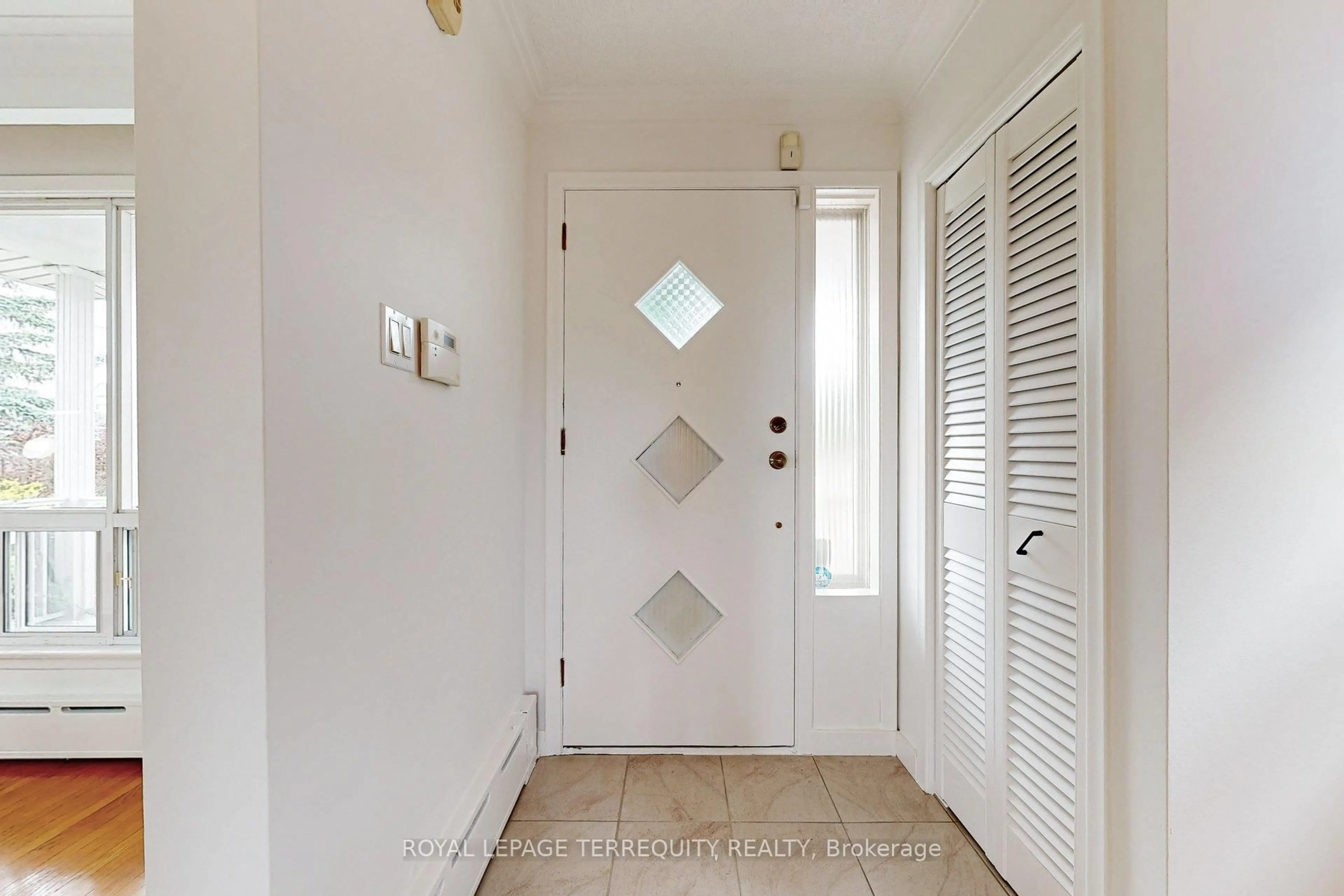 Indoor entryway for 211 Rustic Rd, Toronto Ontario M6L 1W3