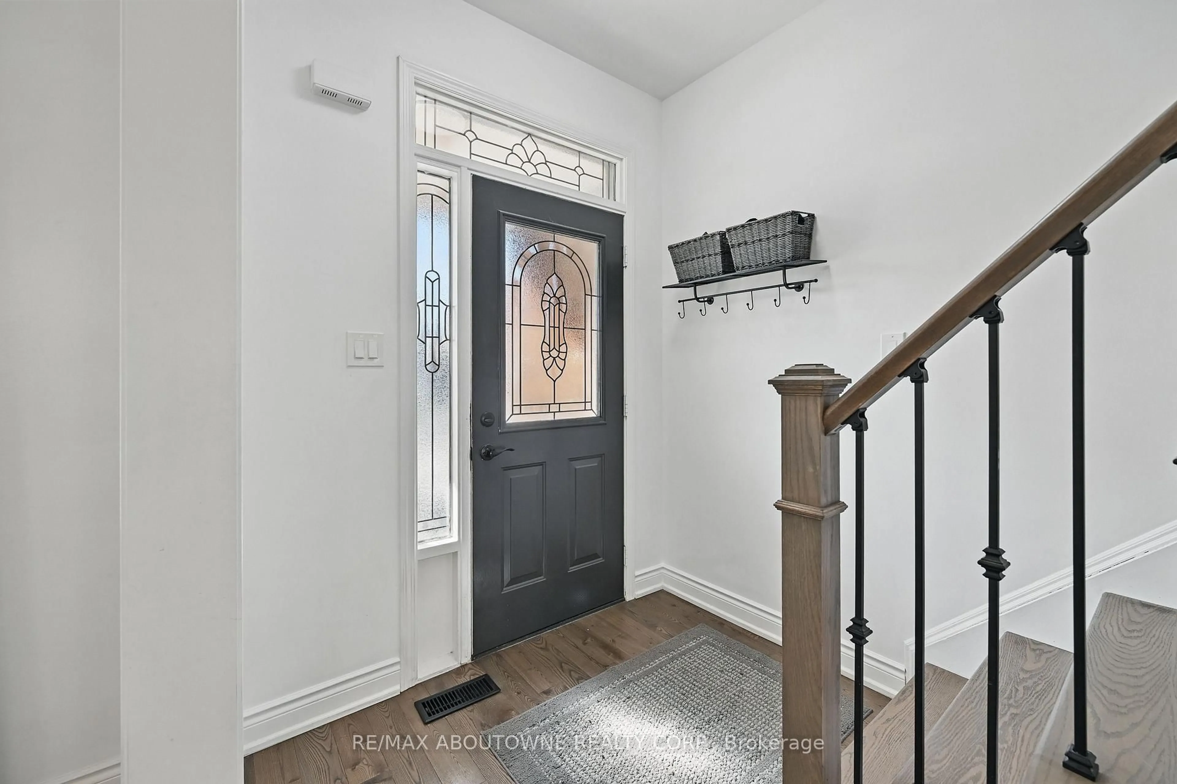 Indoor entryway for 2536 Bracken Dr, Oakville Ontario L6M 4R7