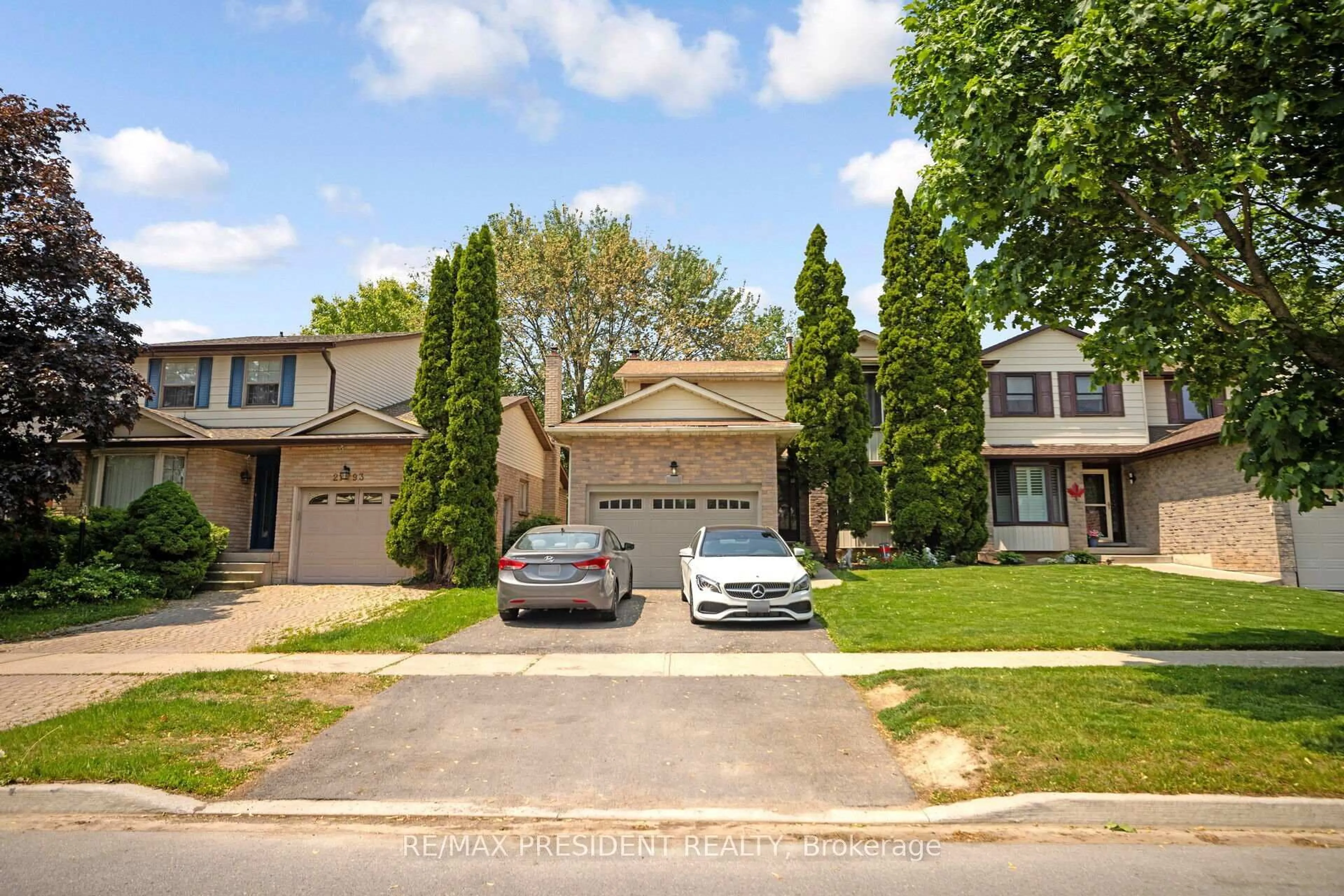 A pic from outside/outdoor area/front of a property/back of a property/a pic from drone, street for 2197 Leominster Dr, Burlington Ontario L7P 3W8
