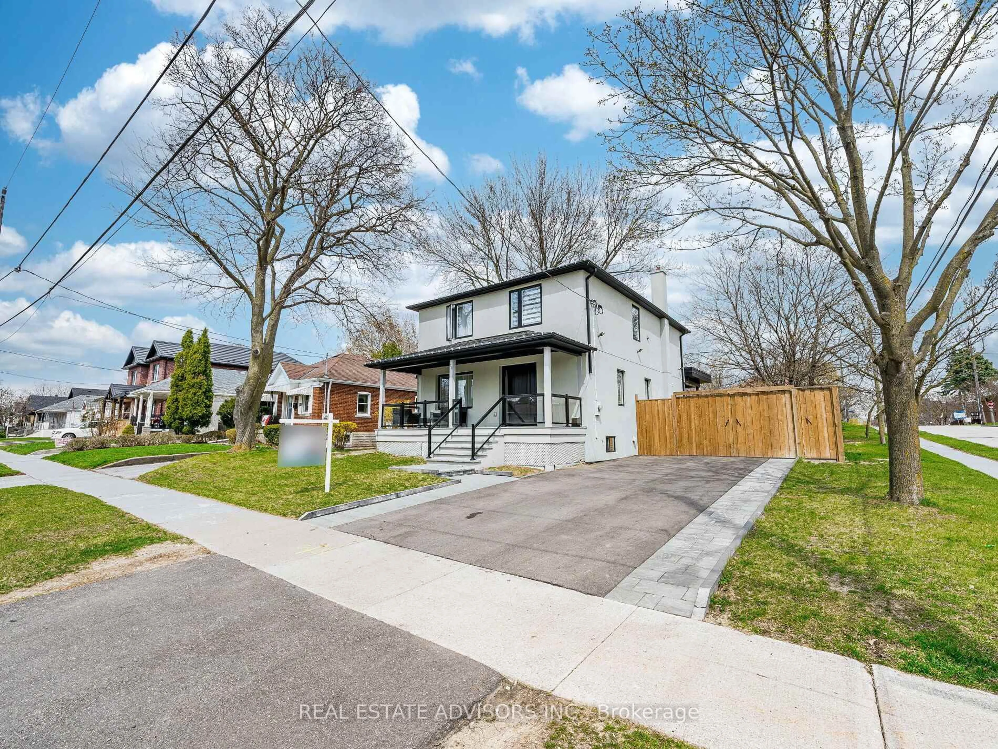 A pic from outside/outdoor area/front of a property/back of a property/a pic from drone, street for 29 Ranwood Dr, Toronto Ontario M9N 3G2