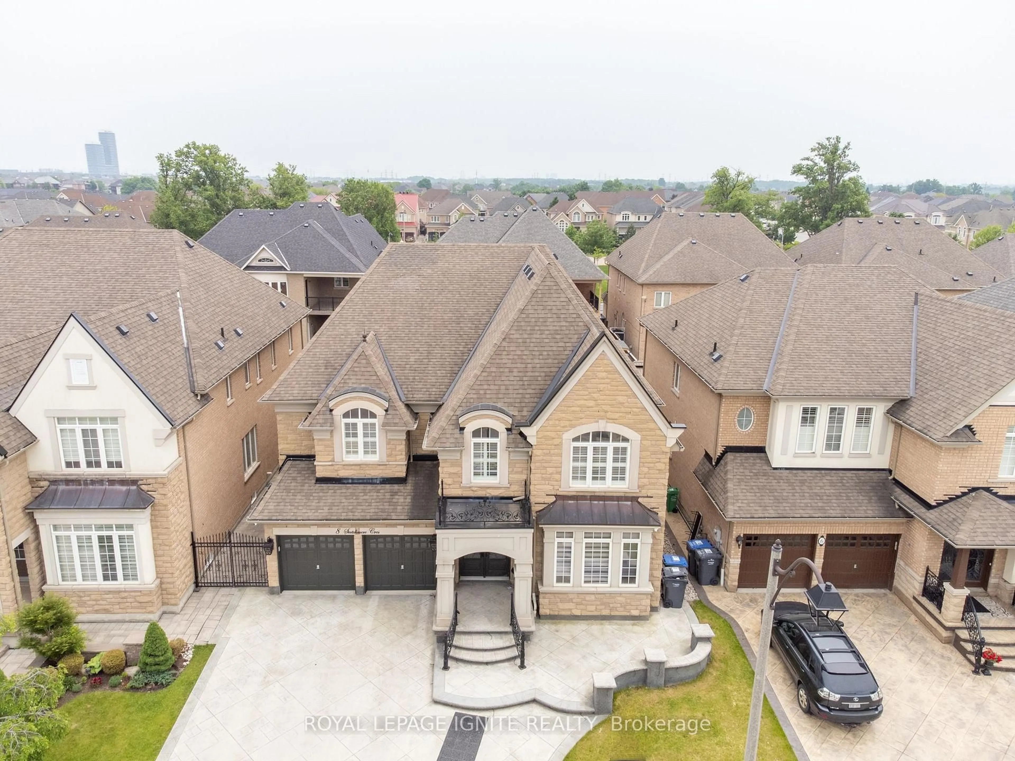 A pic from outside/outdoor area/front of a property/back of a property/a pic from drone, street for 8 Scotchmere Cres, Brampton Ontario L6P 3A7