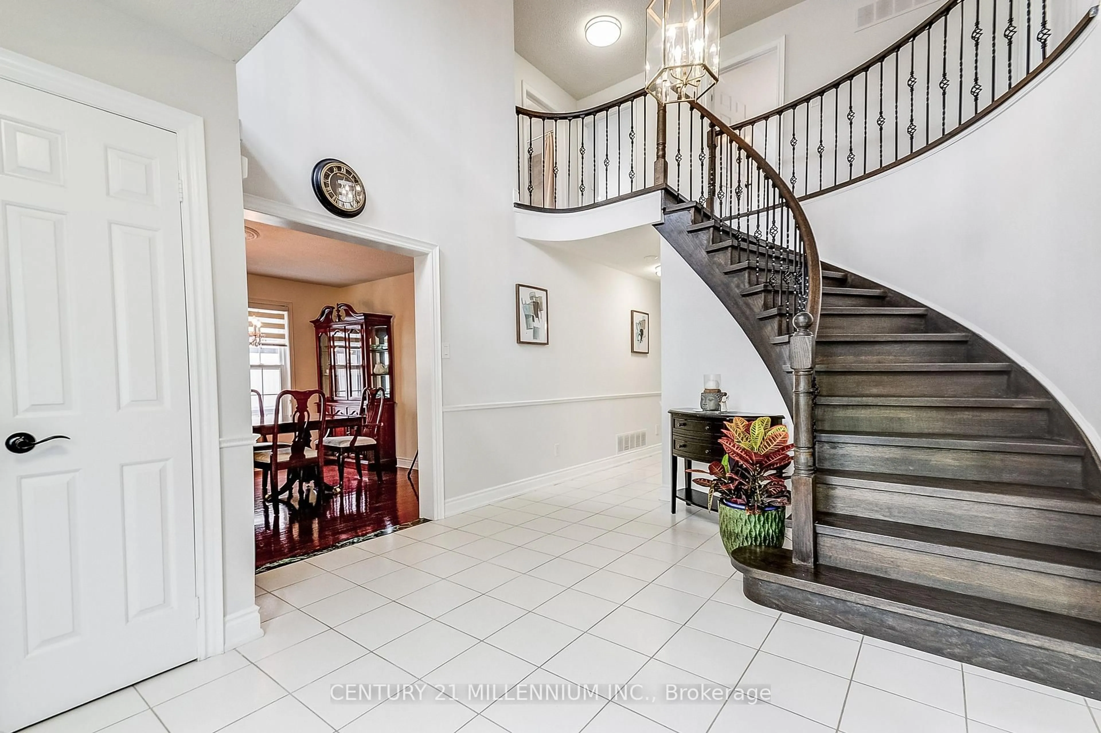 Indoor foyer for 8 Newport St, Brampton Ontario L6S 4M1