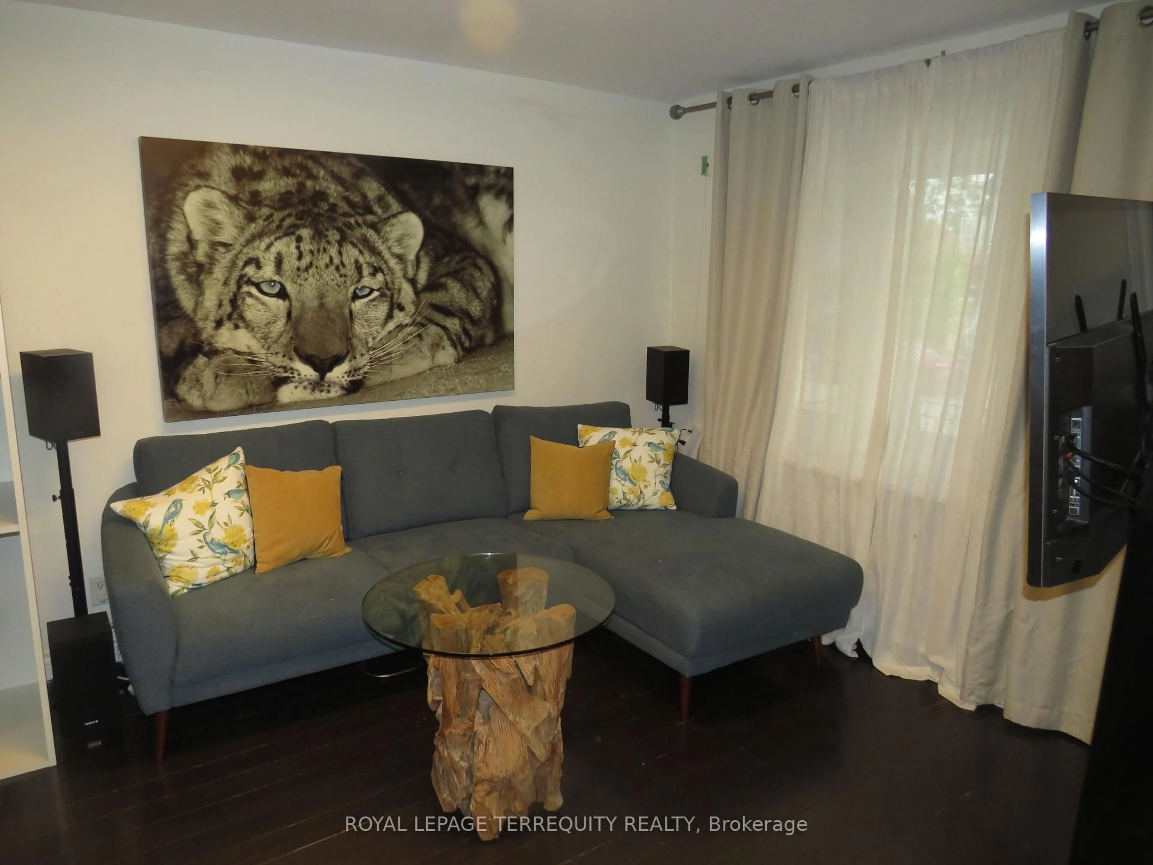 Living room with furniture, wood/laminate floor for 968 Castlefield Ave, Toronto Ontario M6B 1E2
