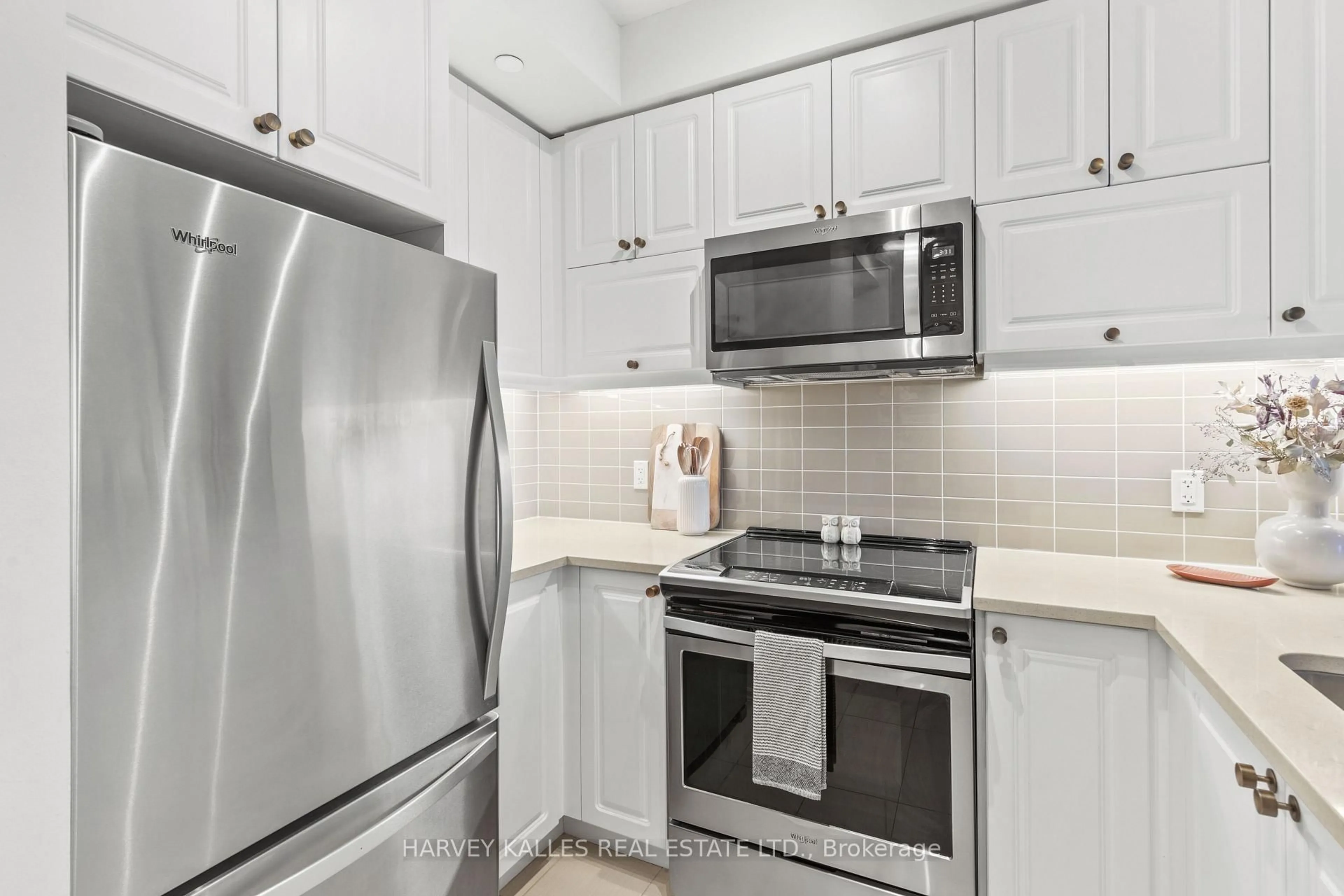 Standard kitchen, ceramic/tile floor for 39 Annie Craig Dr #1403, Toronto Ontario M8V 0H1